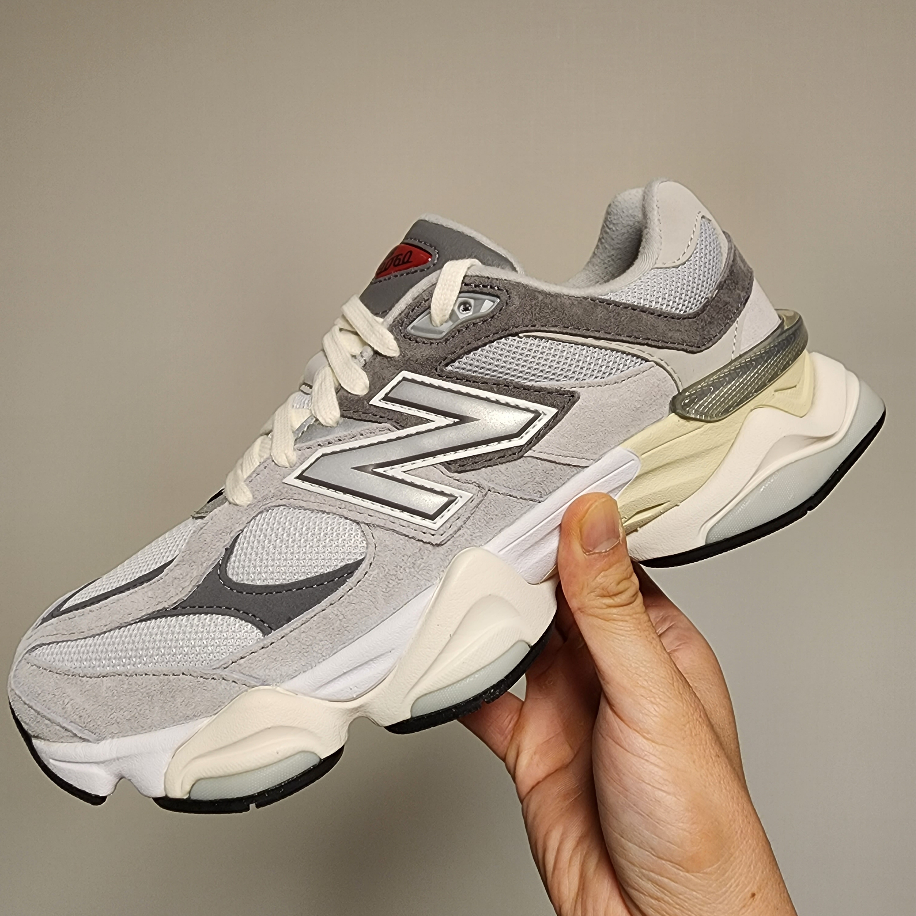 New Balance 9060 Rain Cloud Castlerock 착용 스타일 - 1