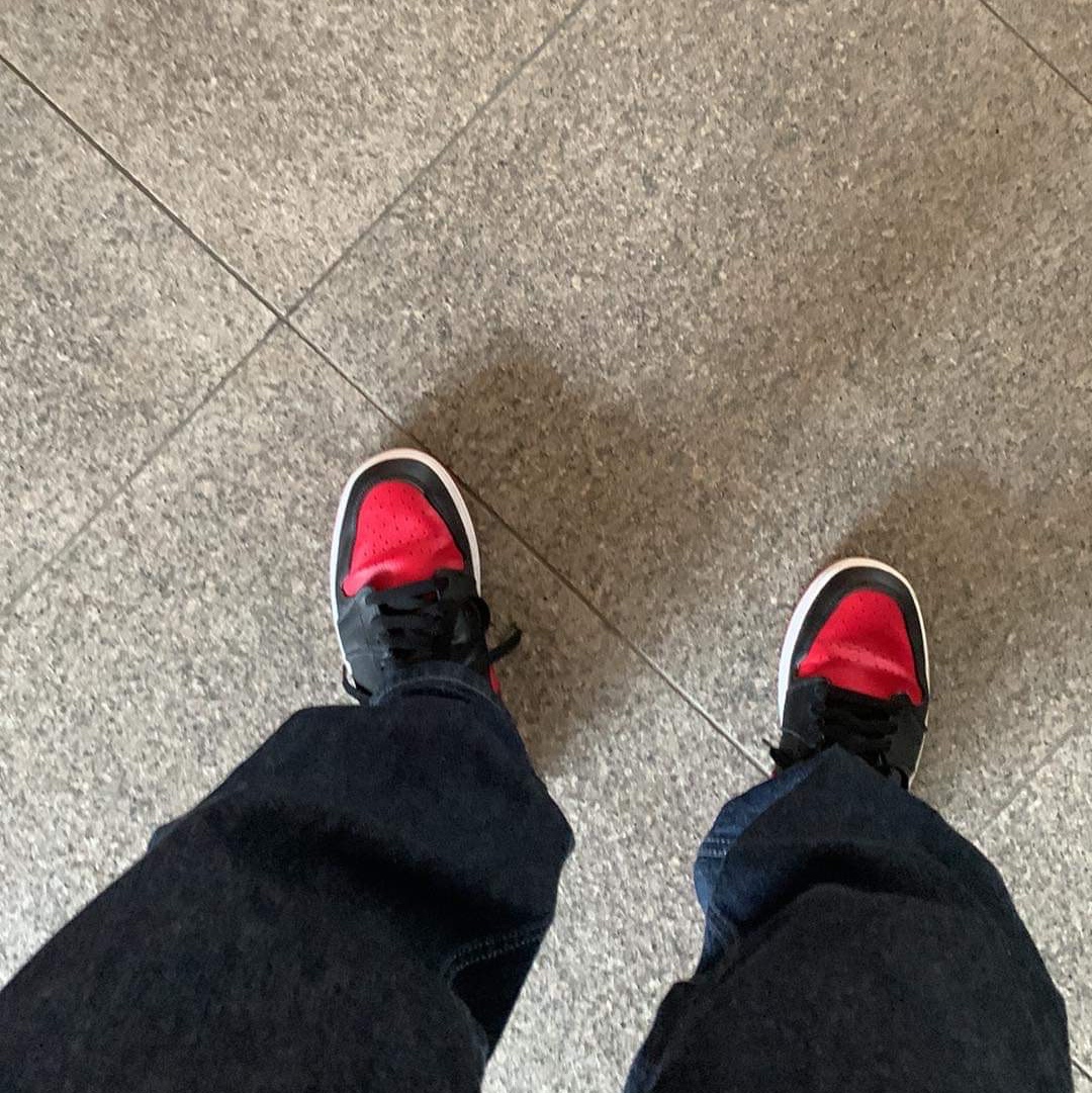 Darkr8m Studio White Logo Cap, Jordan 1 Retro High OG Bred Banned 2016 착용 스타일 - 2