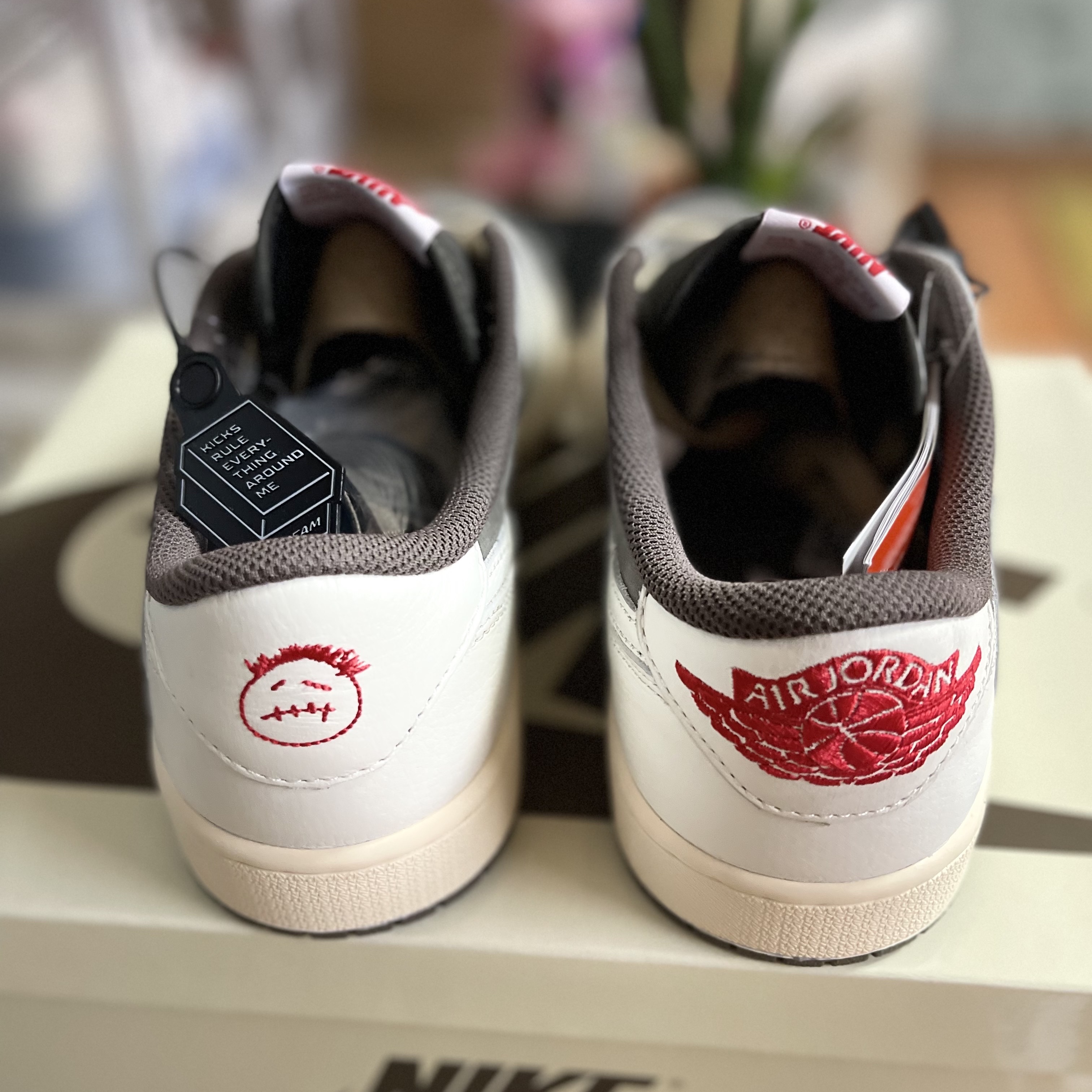 Jordan 1 x Travis Scott Retro Low OG SP Sail and Ridgerock 착용 스타일 - 3