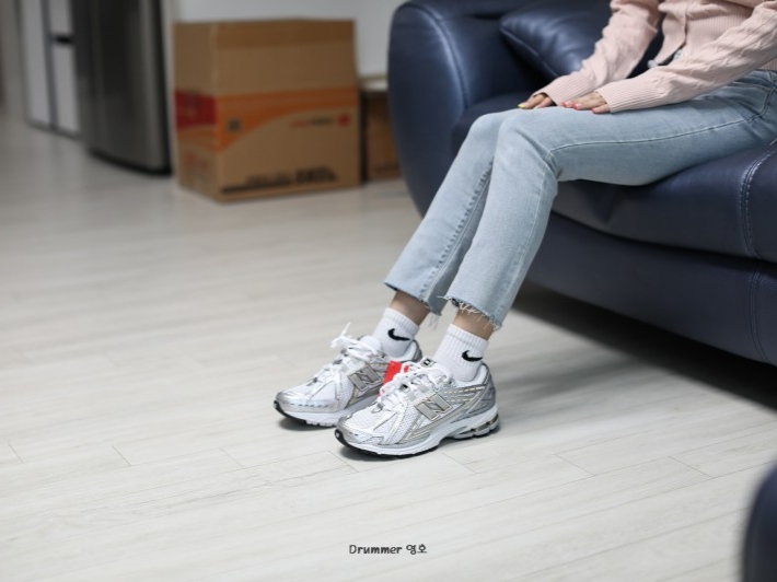 New Balance 1906R White Metallic Silver 착용 스타일 - 2