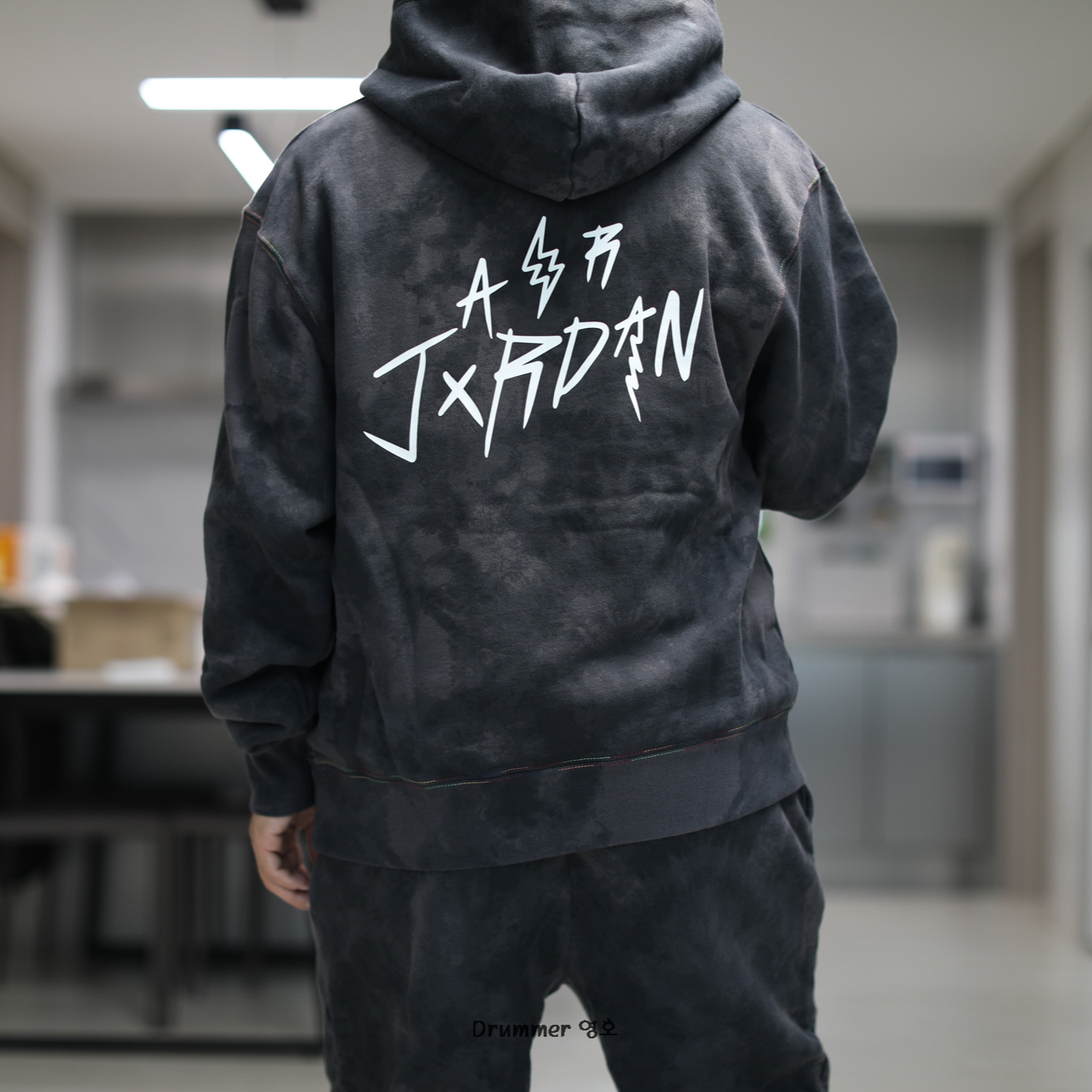 Jordan x J Balvin Hoodie Black - Asia 착용 스타일 - 1