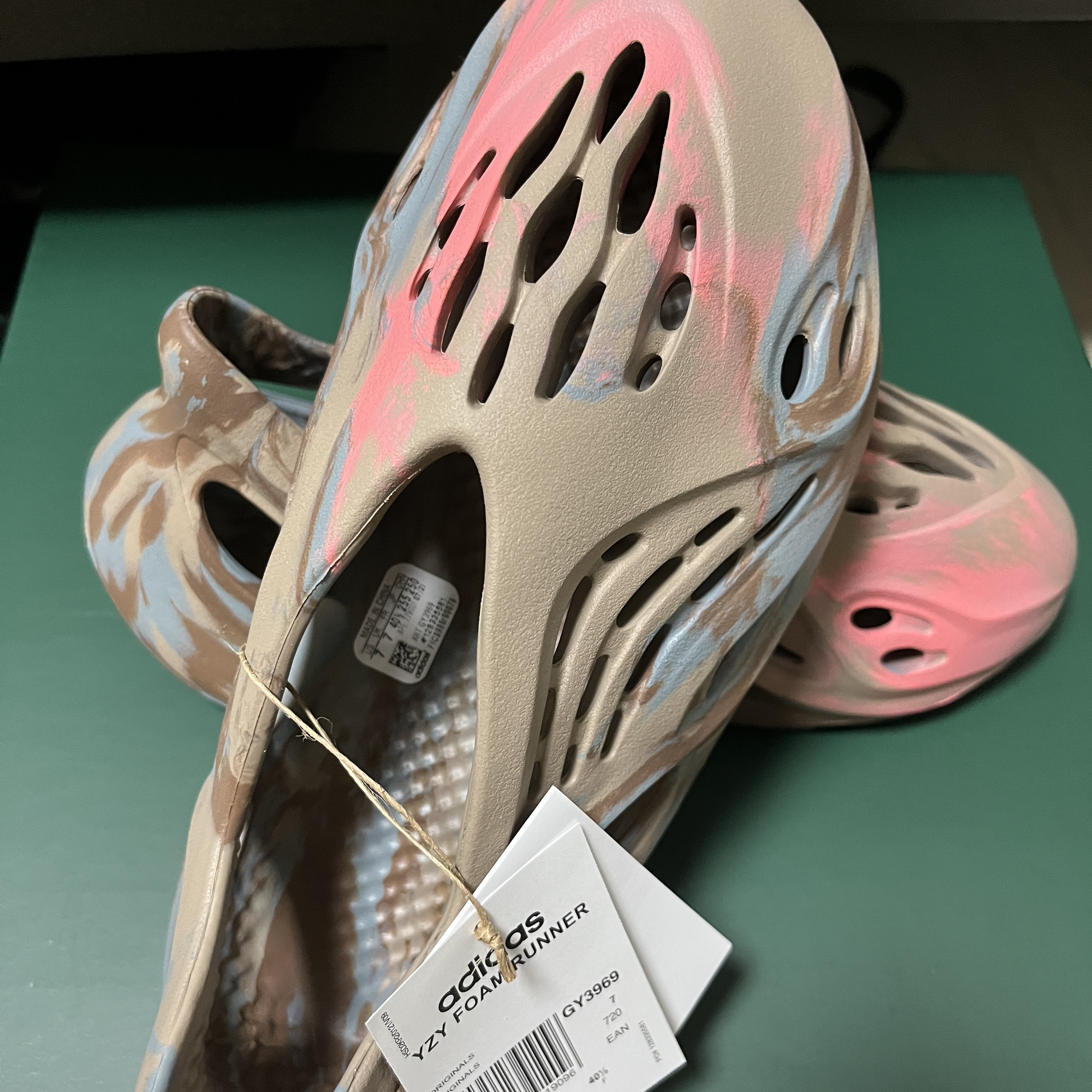 Adidas Yeezy Foam RNNR MX Sand Grey 착용 스타일 - 2