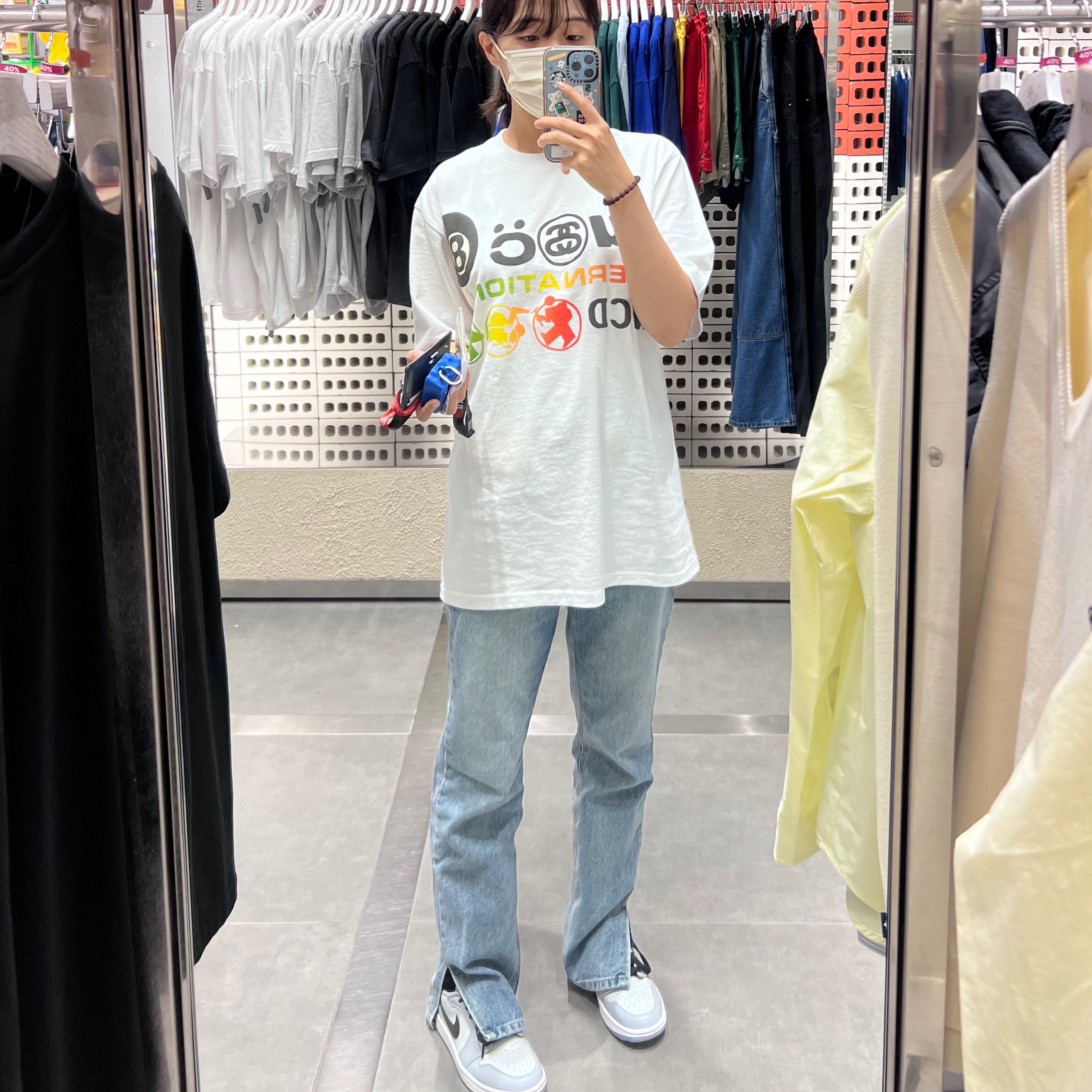 Stussy x Cactus Plant Flea Market International T-Shirt White, Jordan 1 Low Golf Wolf Grey 착용 스타일