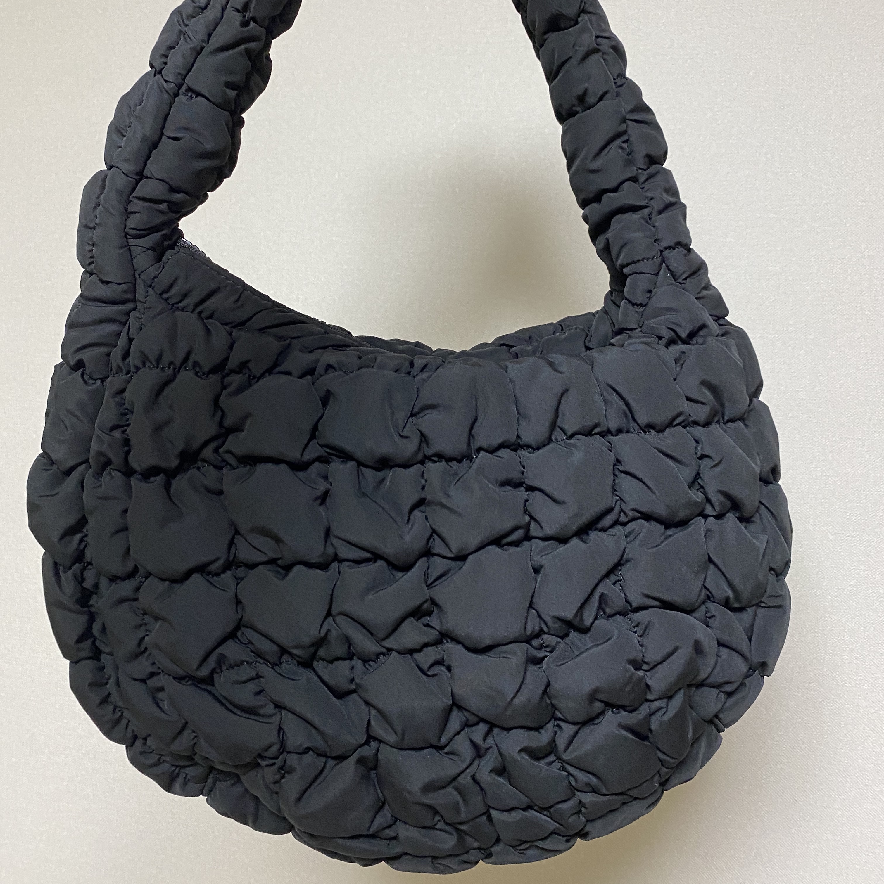 COS Quilted Mini Bag Black 착용 스타일
