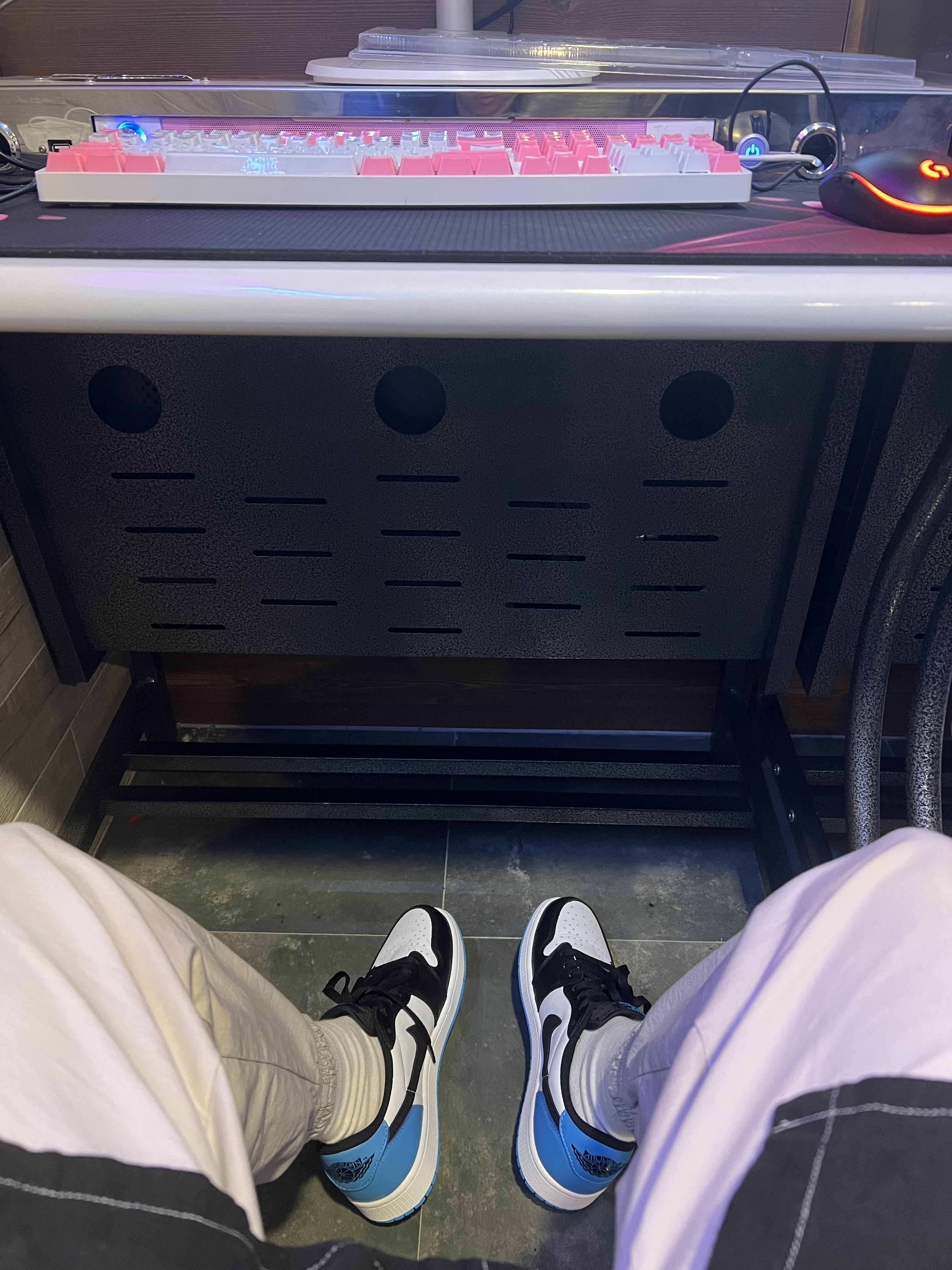 Jordan 1 Retro Low OG Black and Dark Powder Blue 착용 스타일