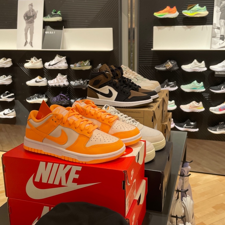 (W) Nike Dunk Low Peach Cream 착용 스타일 - 2