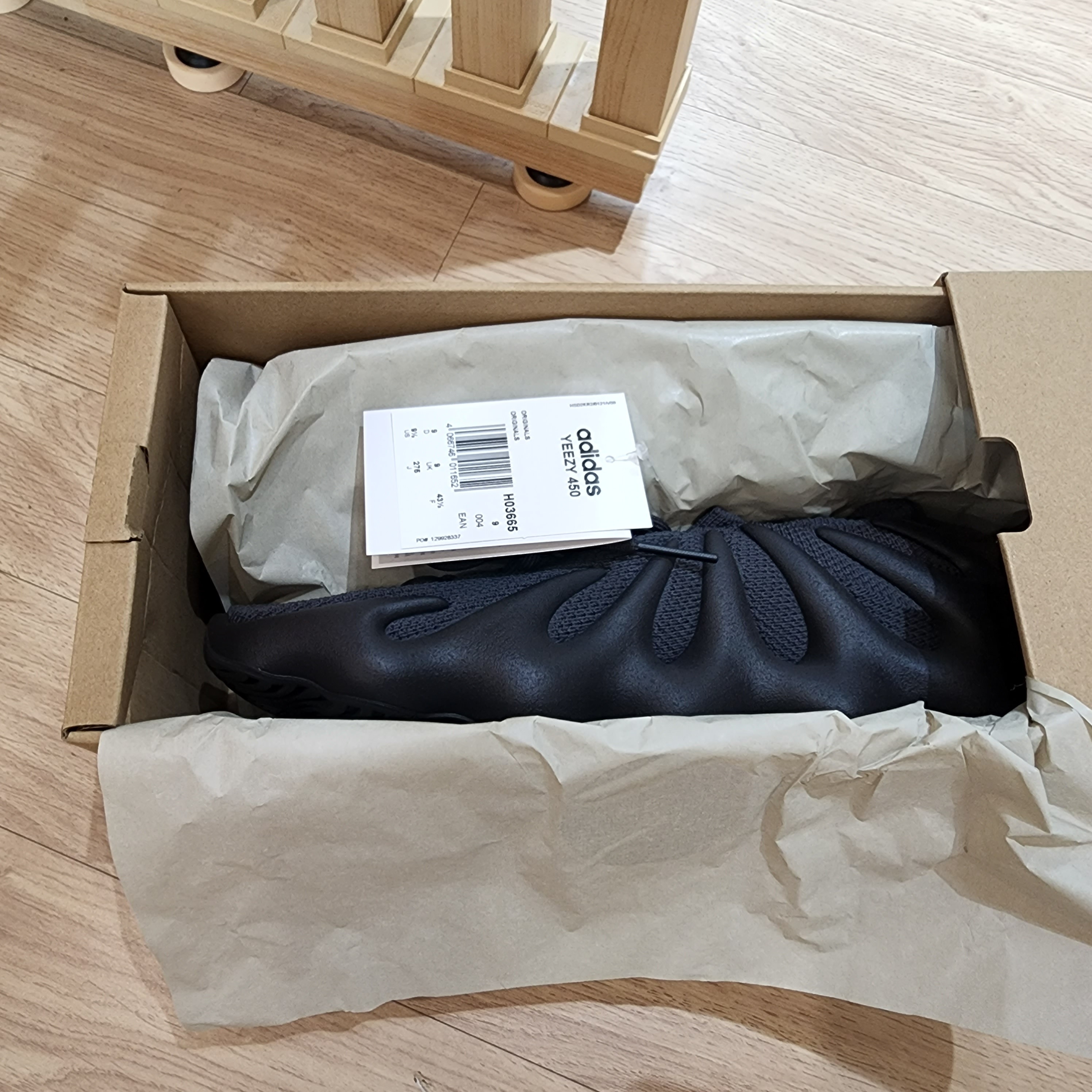 Adidas Yeezy 450 Utility Black 착용 스타일