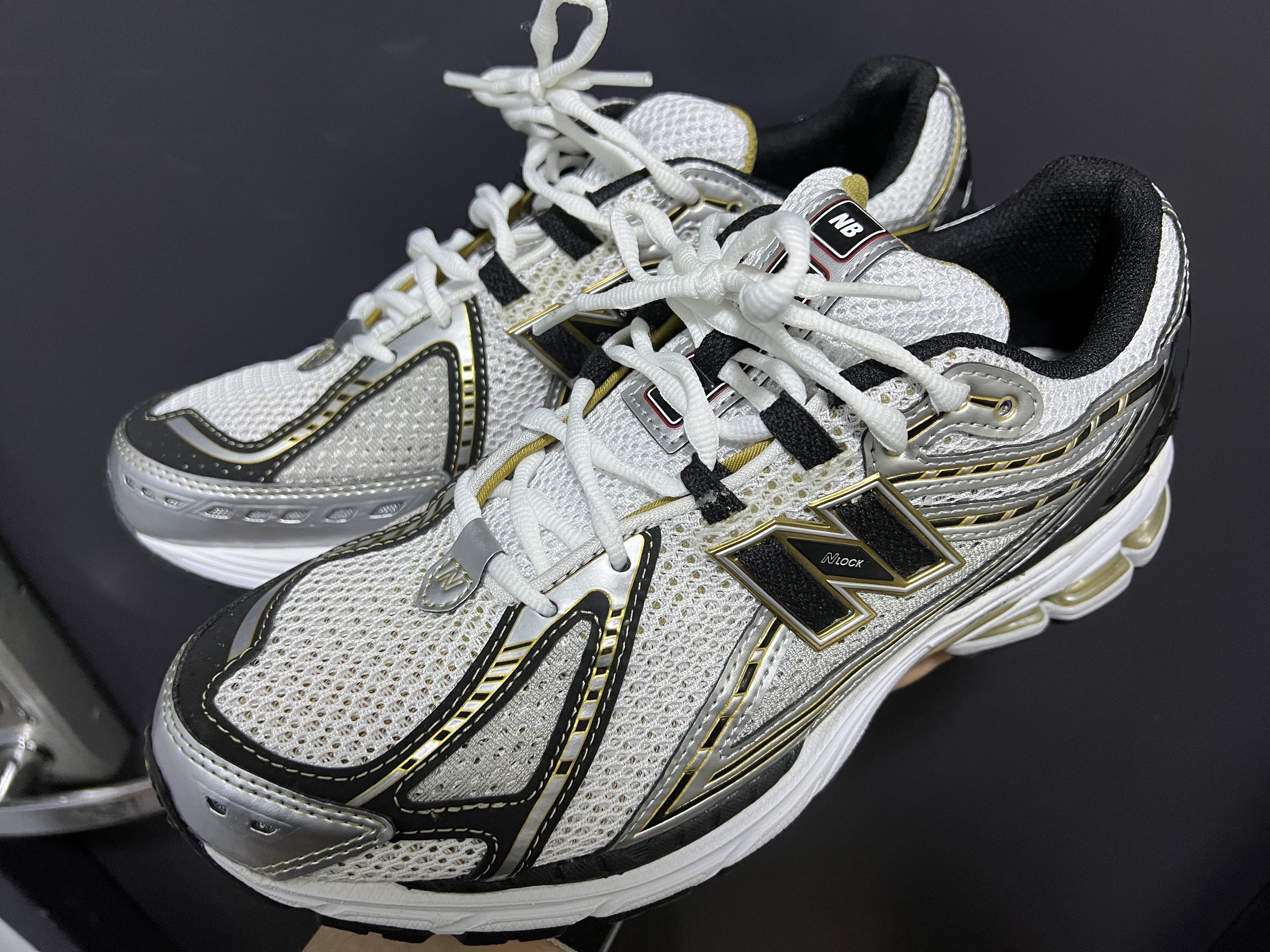New Balance 1906R White Gold 착용 스타일 - 2