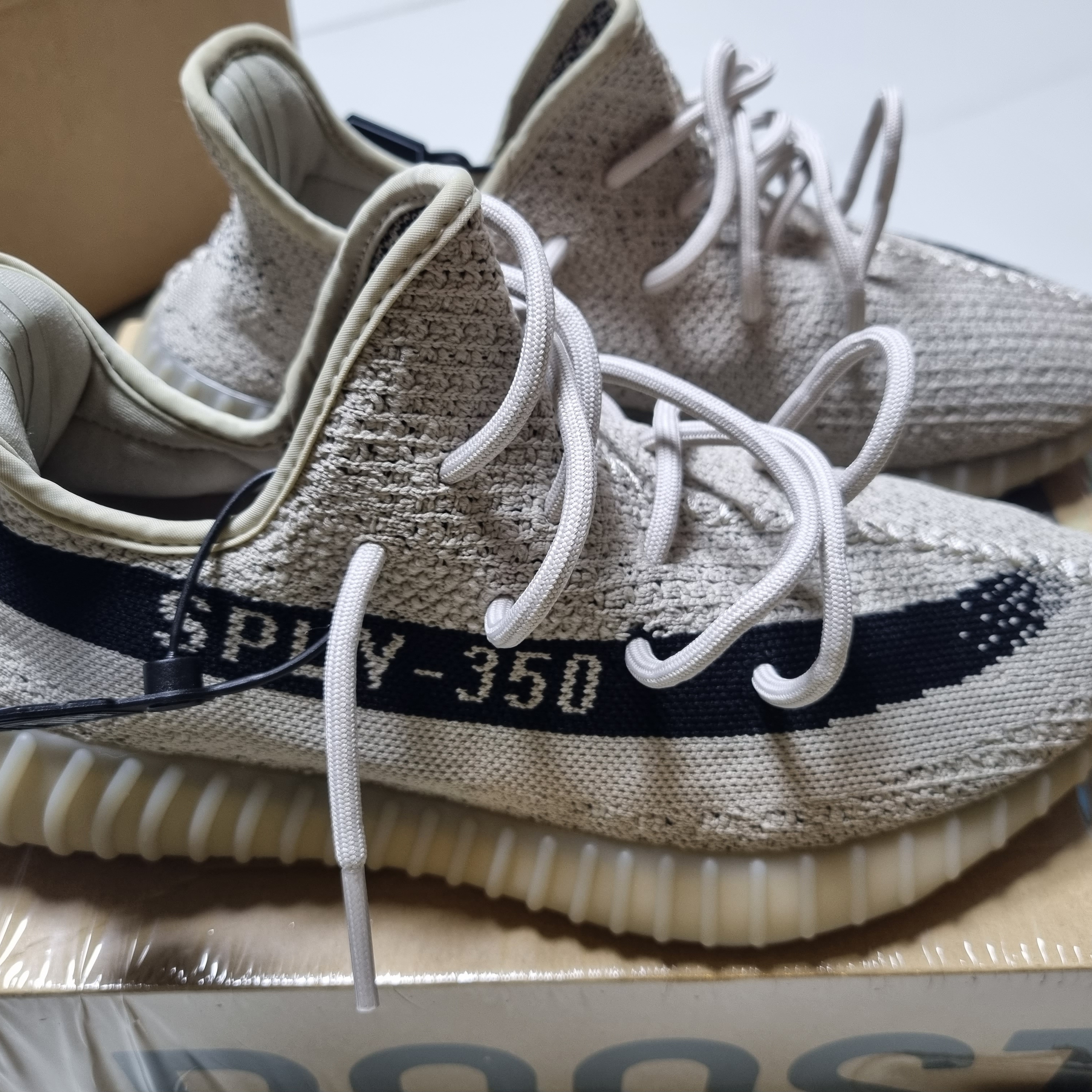 Adidas Yeezy Boost 350 V2 Slate Core Black 2022/2023 착용 스타일 - 2