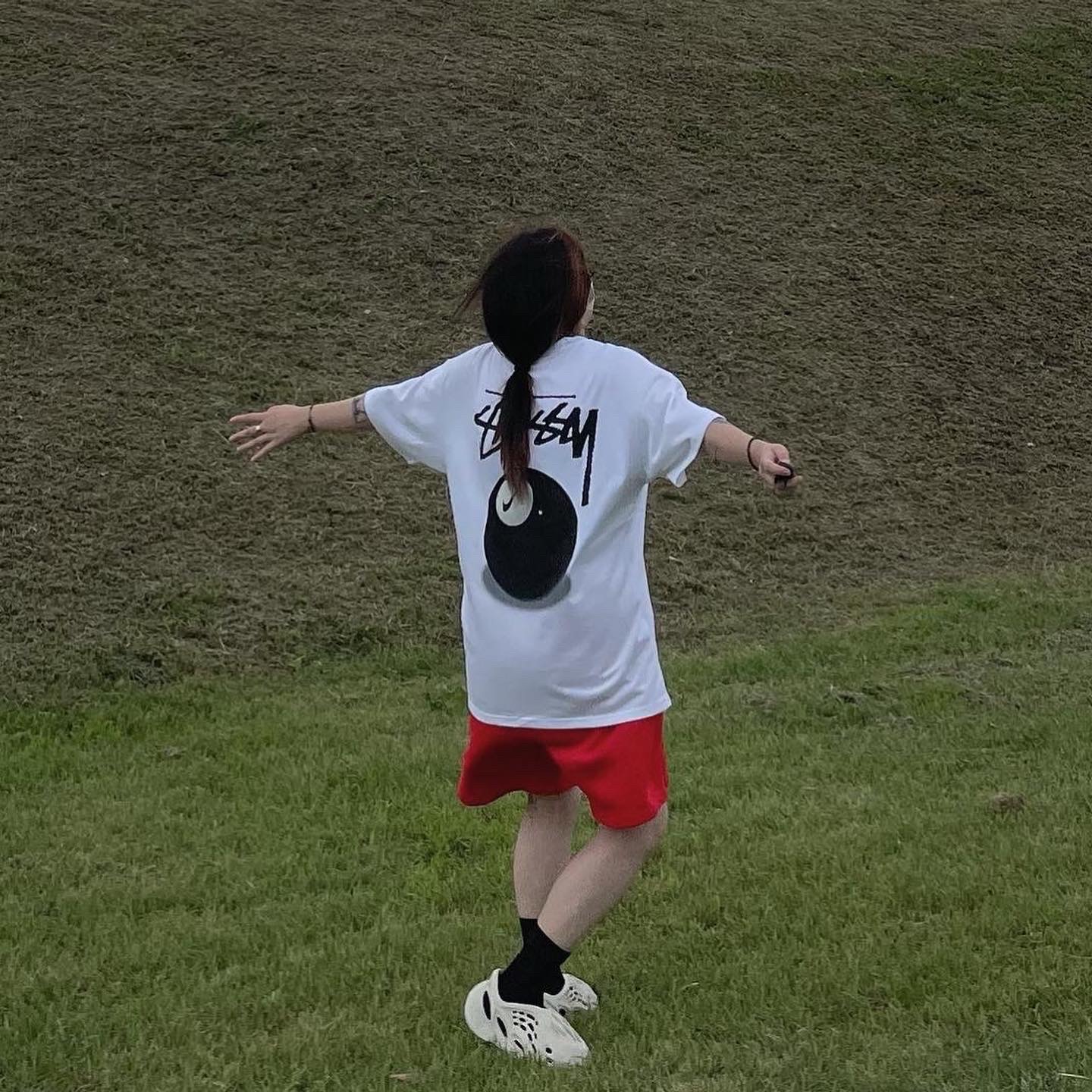 Nike x Stussy NRG FL SS 8 Ball T-Shirt White (DO9322-100), Adidas Yeezy Foam RNNR Sand 착용 스타일