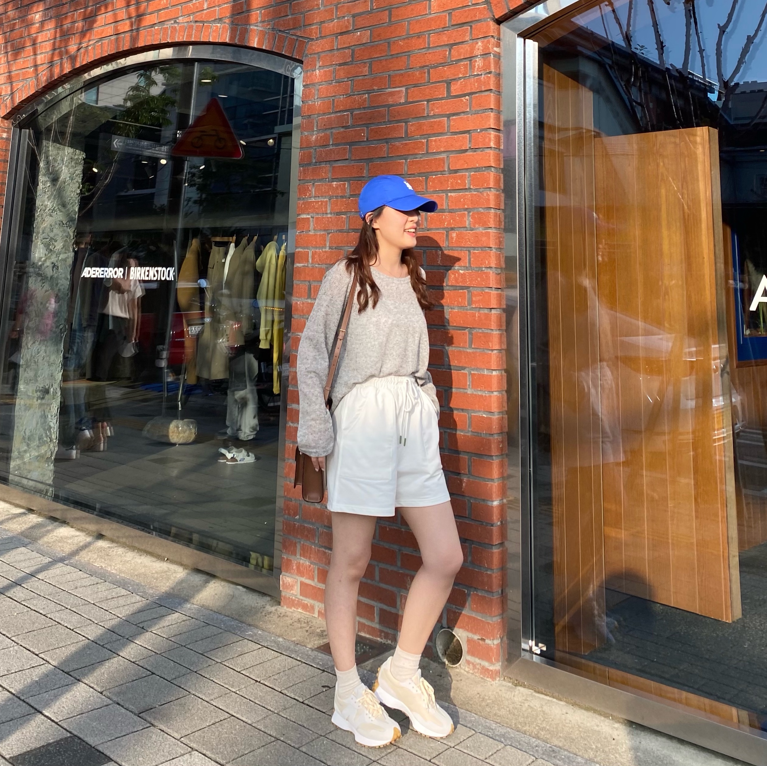 (W) New Balance 327 Undyed White Pale Blue 착용 스타일 - 2