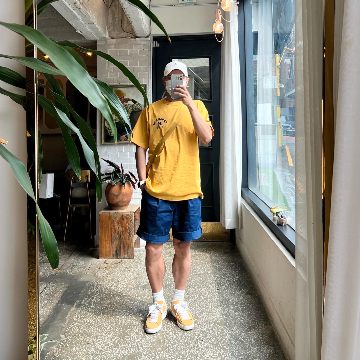 Puma Suede Classic XXI Mustard White, Apple Watch Series 7 41mm Cellular Silver Stainless Steel Case with Sports Band Starlight (Korean Ver.) 착용 스타일 - 3