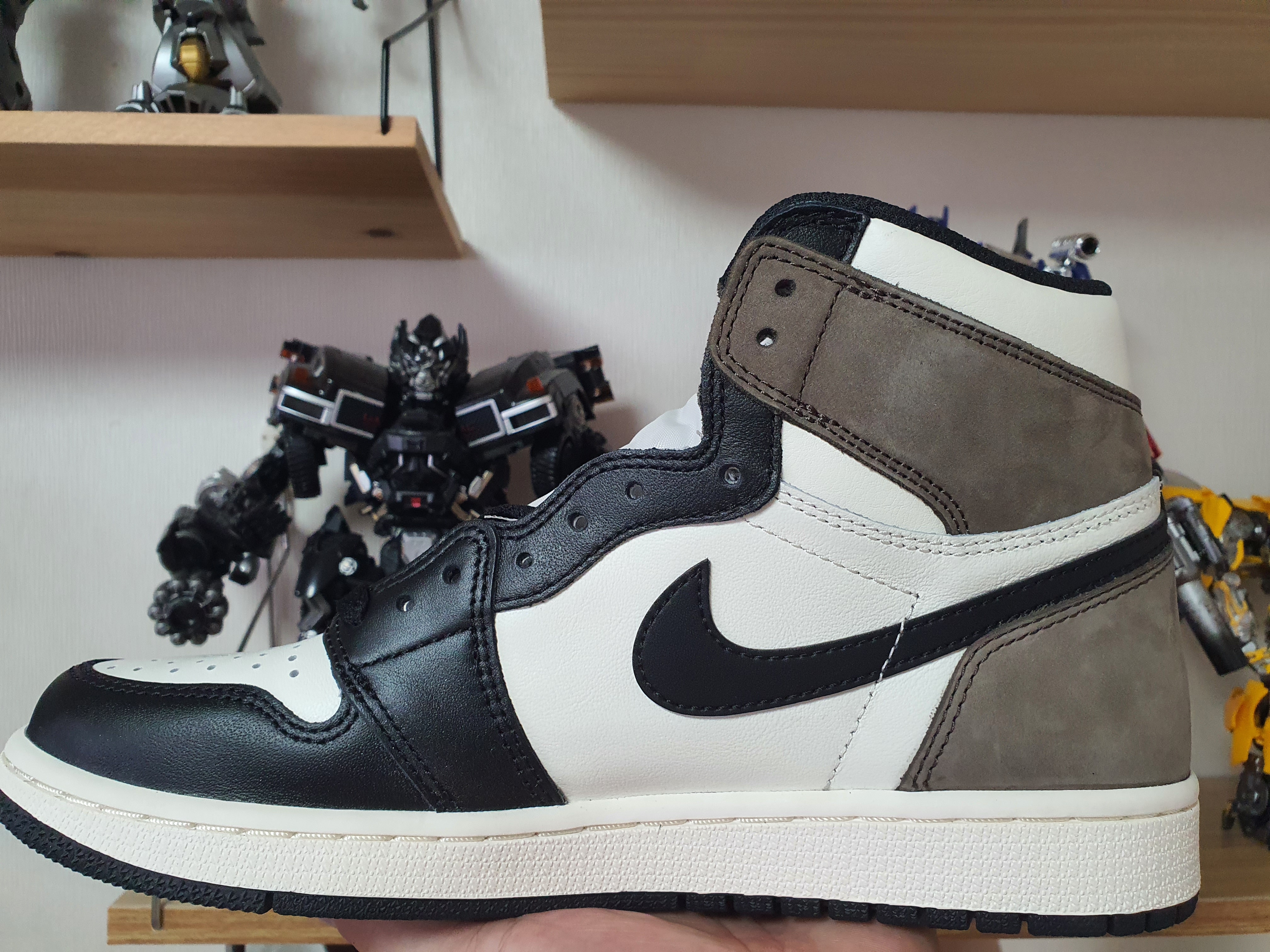 Jordan 1 Retro High OG Black Mocha 착용 스타일 - 2