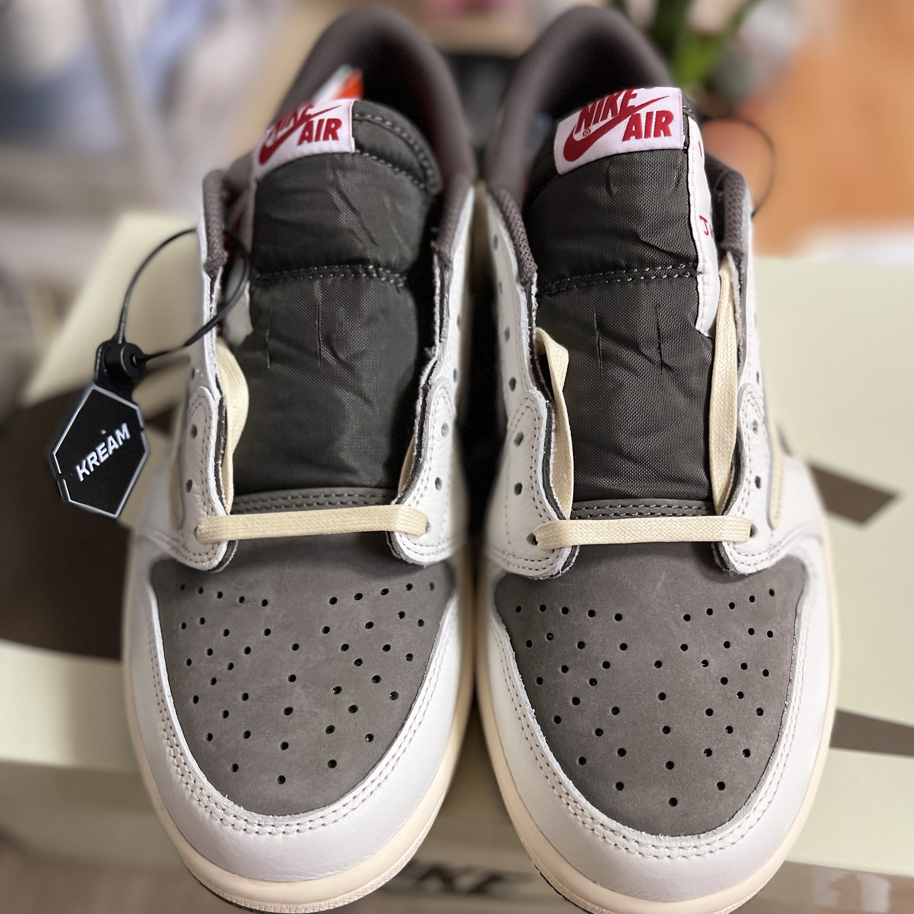 Jordan 1 x Travis Scott Retro Low OG SP Sail and Ridgerock 착용 스타일 - 2