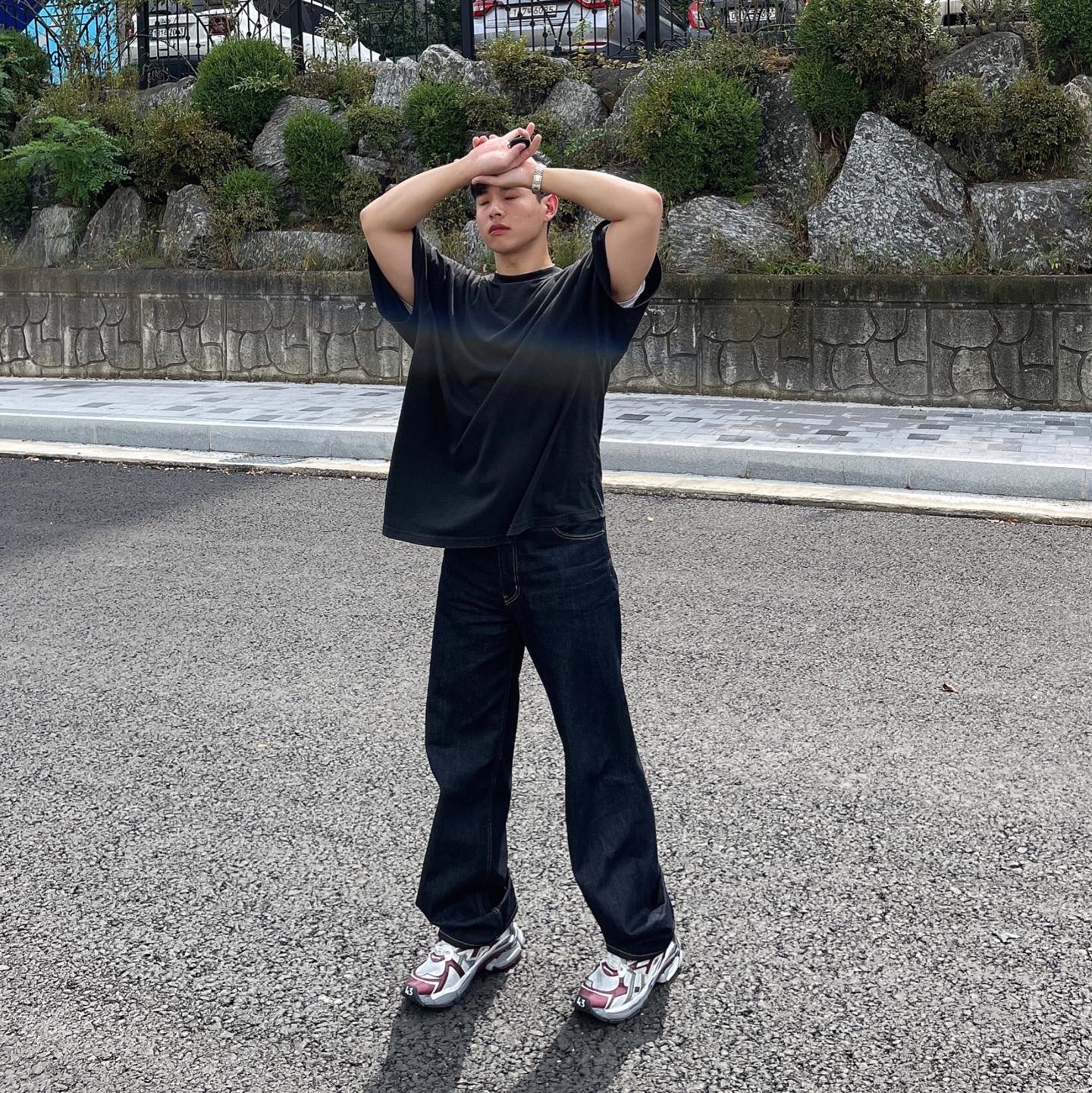 Balenciaga Runner Sneakers Grey Burgundy 착용 스타일