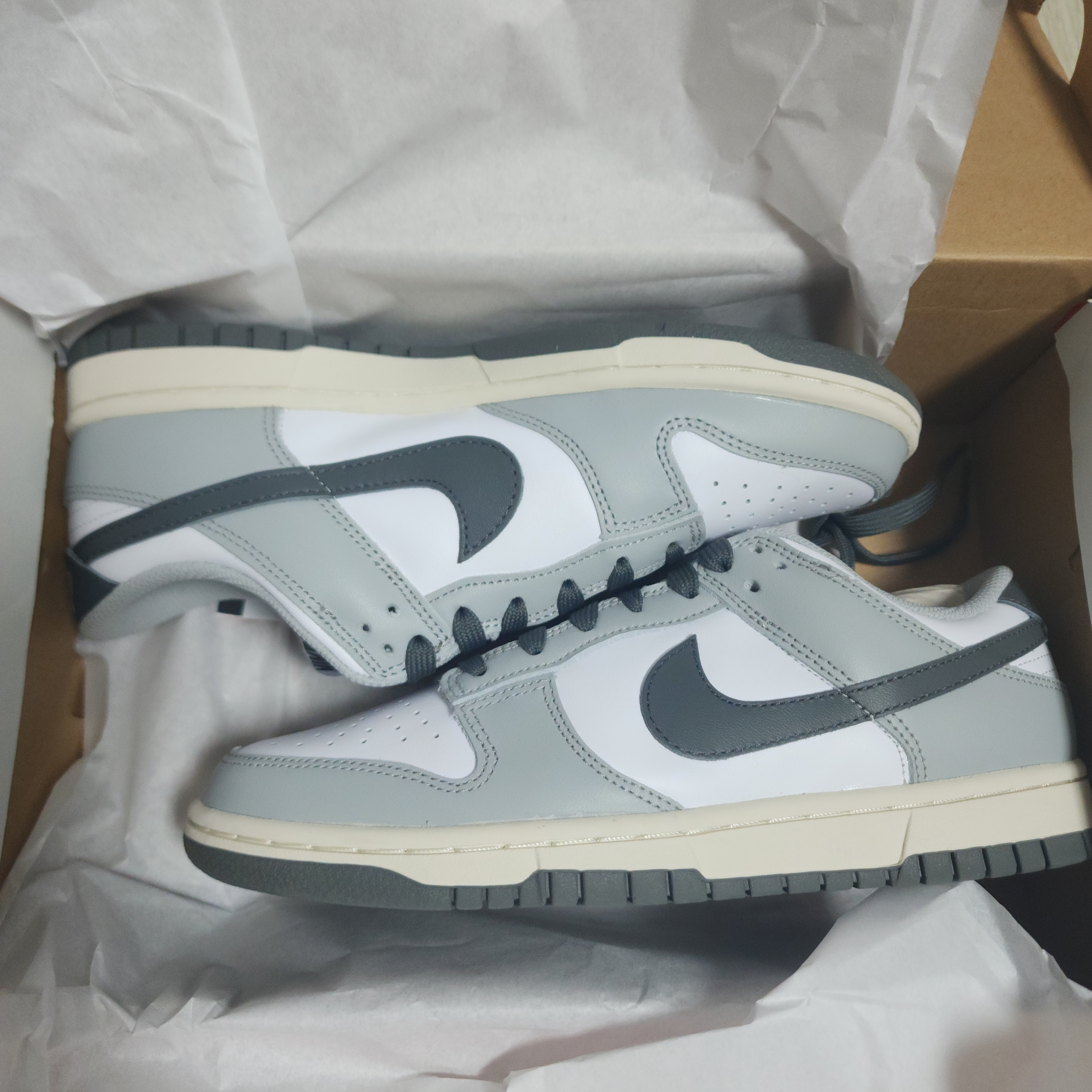 (W) Nike Dunk Low Light Smoke Grey 착용 스타일 - 3