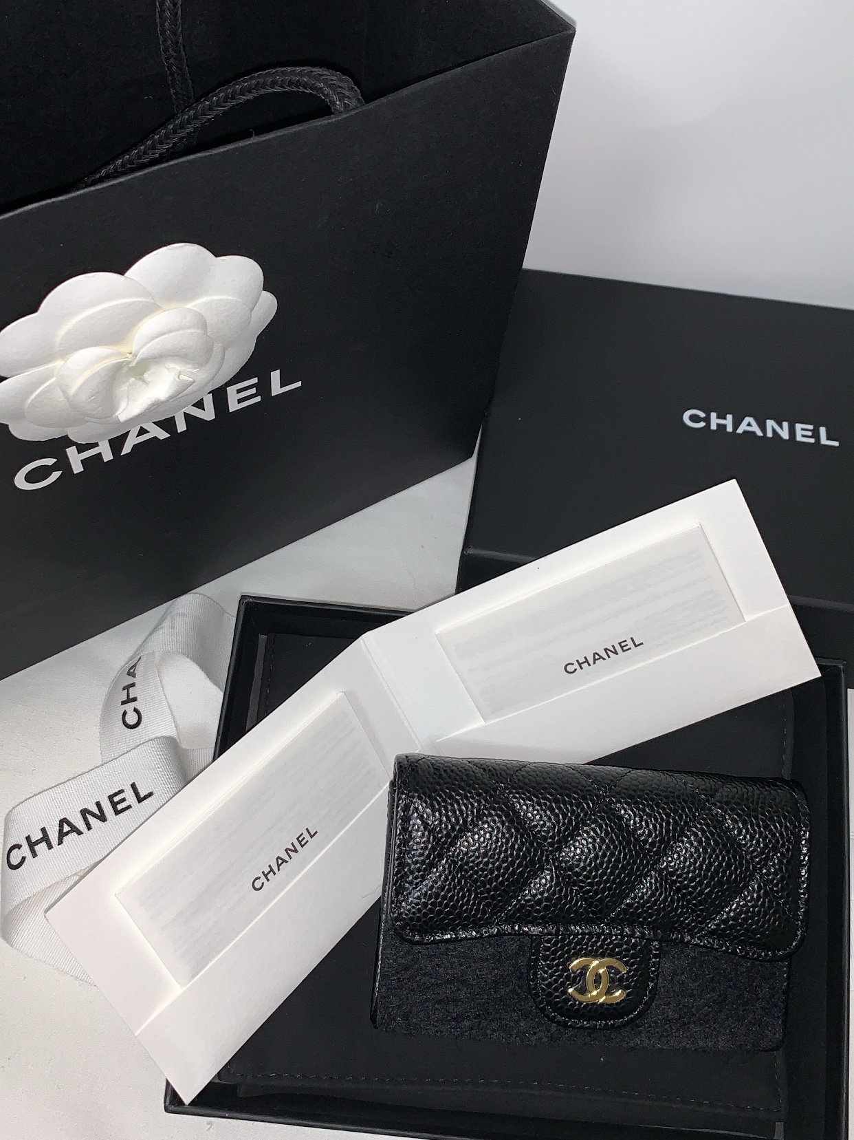 Chanel Classic Card Holder Grained Calfskin & Gold Black 착용 스타일