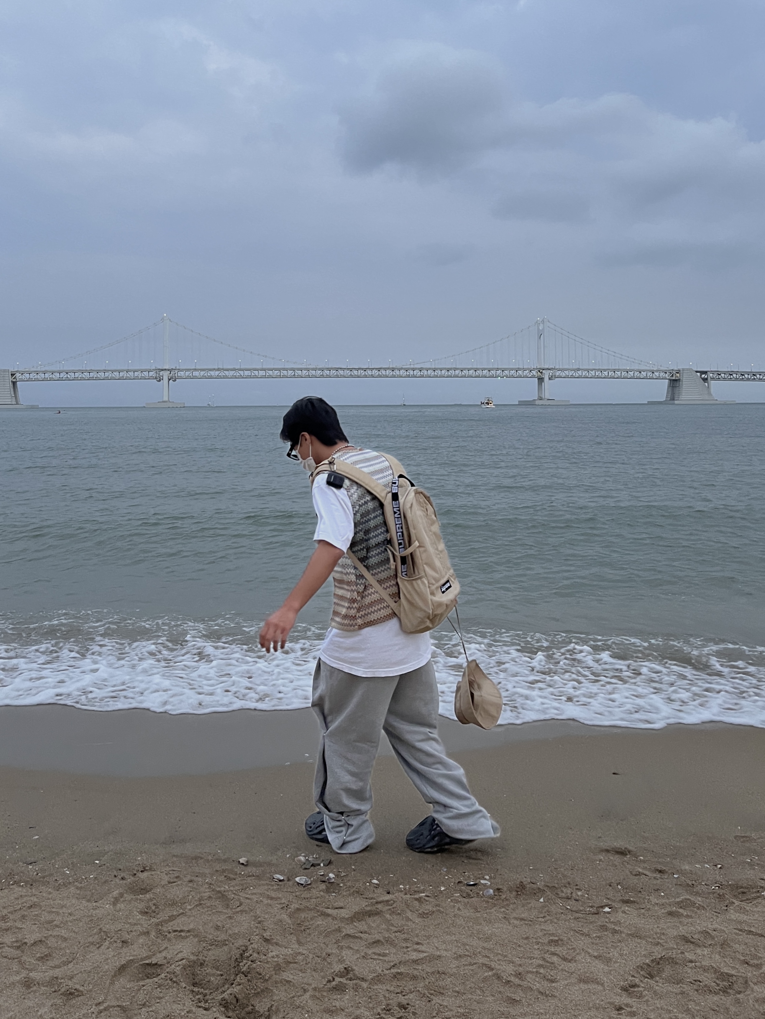 Adidas Yeezy Foam RNNR Onyx, Supreme Backpack Tan - 18SS 착용 스타일 - 1