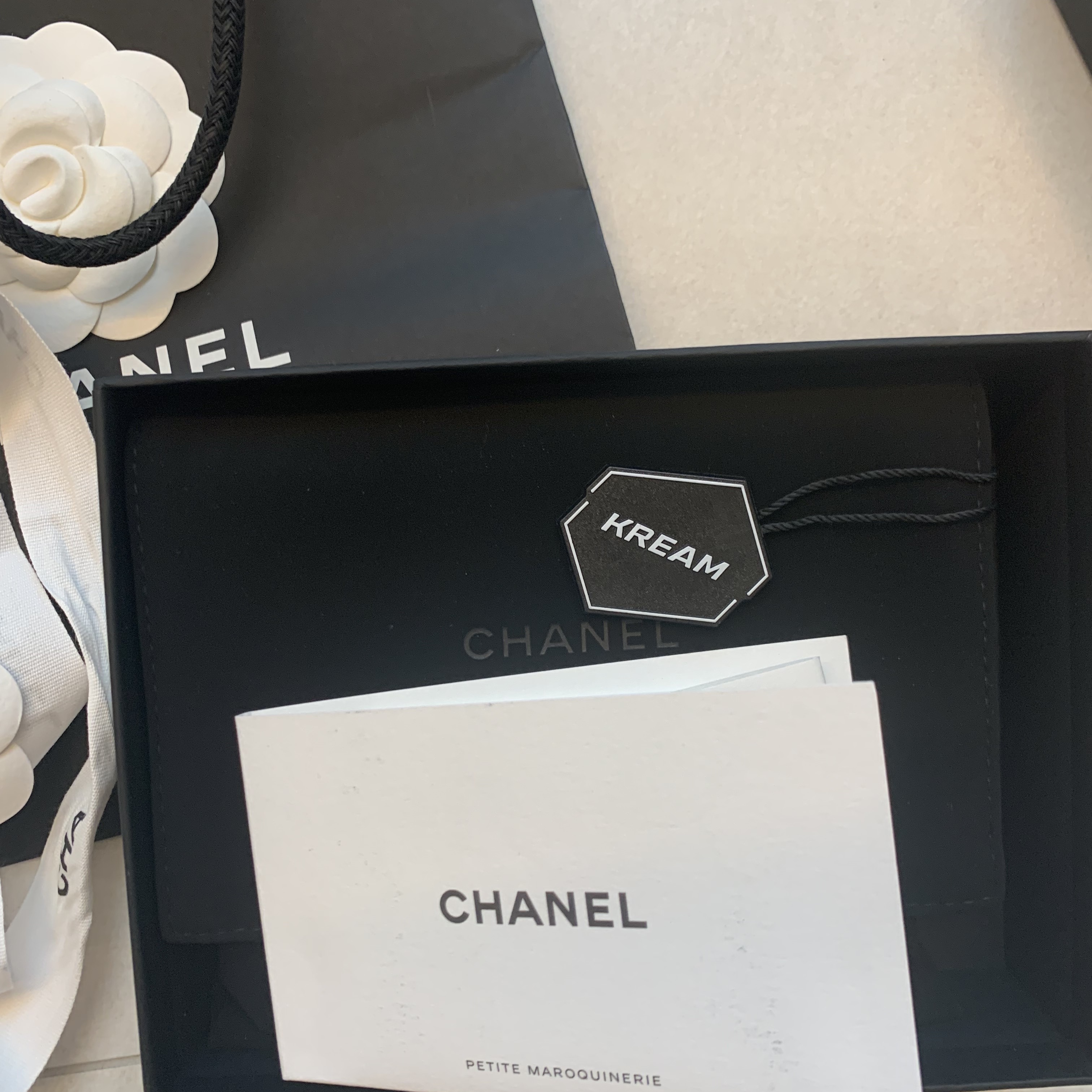 Chanel Classic Flap Card Holder with Chain Grained Calfskin & Gold Black 착용 스타일 - 2