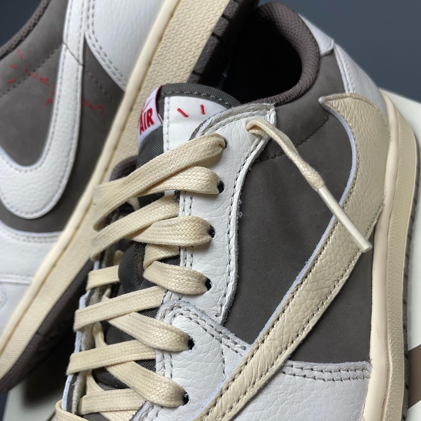 Jordan 1 x Travis Scott Retro Low OG SP Sail and Ridgerock 착용 스타일 - 1