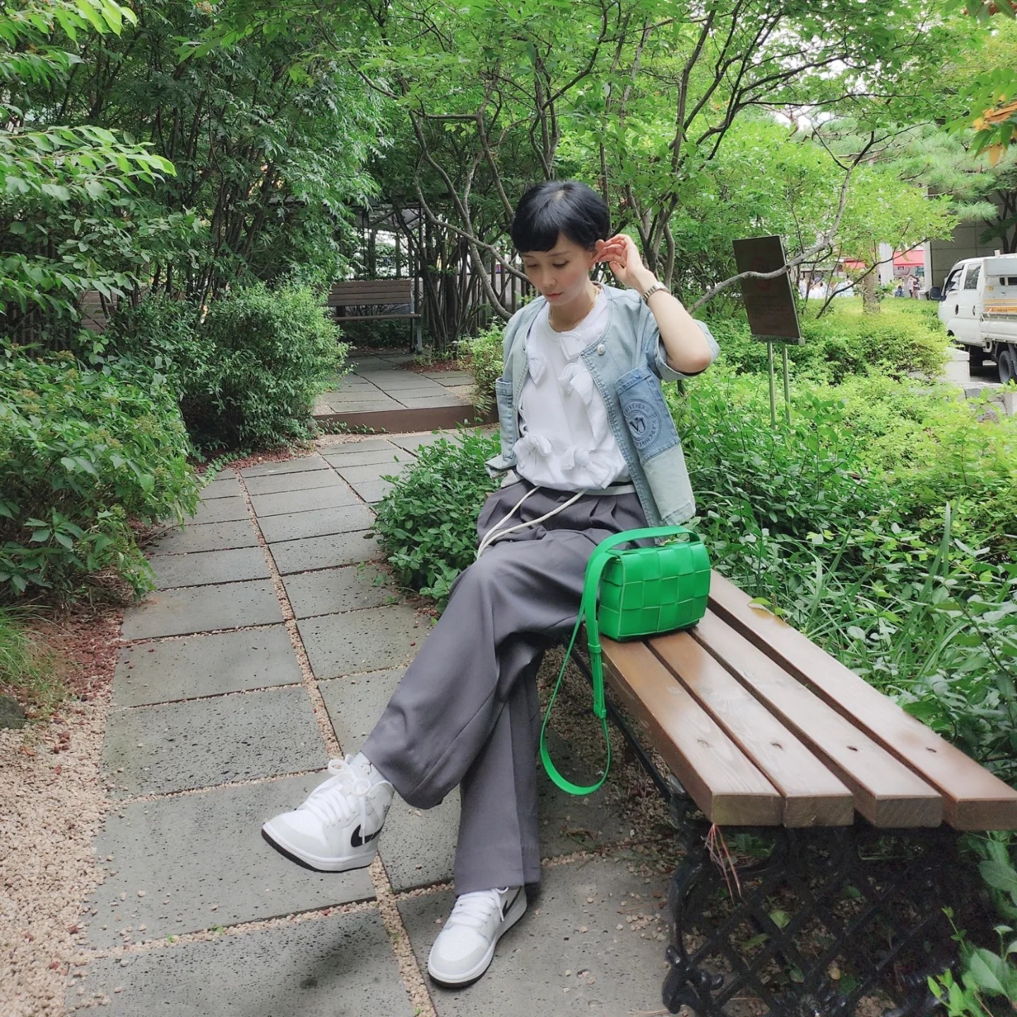 (W) Jordan 1 Mid Grey Fog, Bottega Veneta Leather Cassette Parakeet 착용 스타일