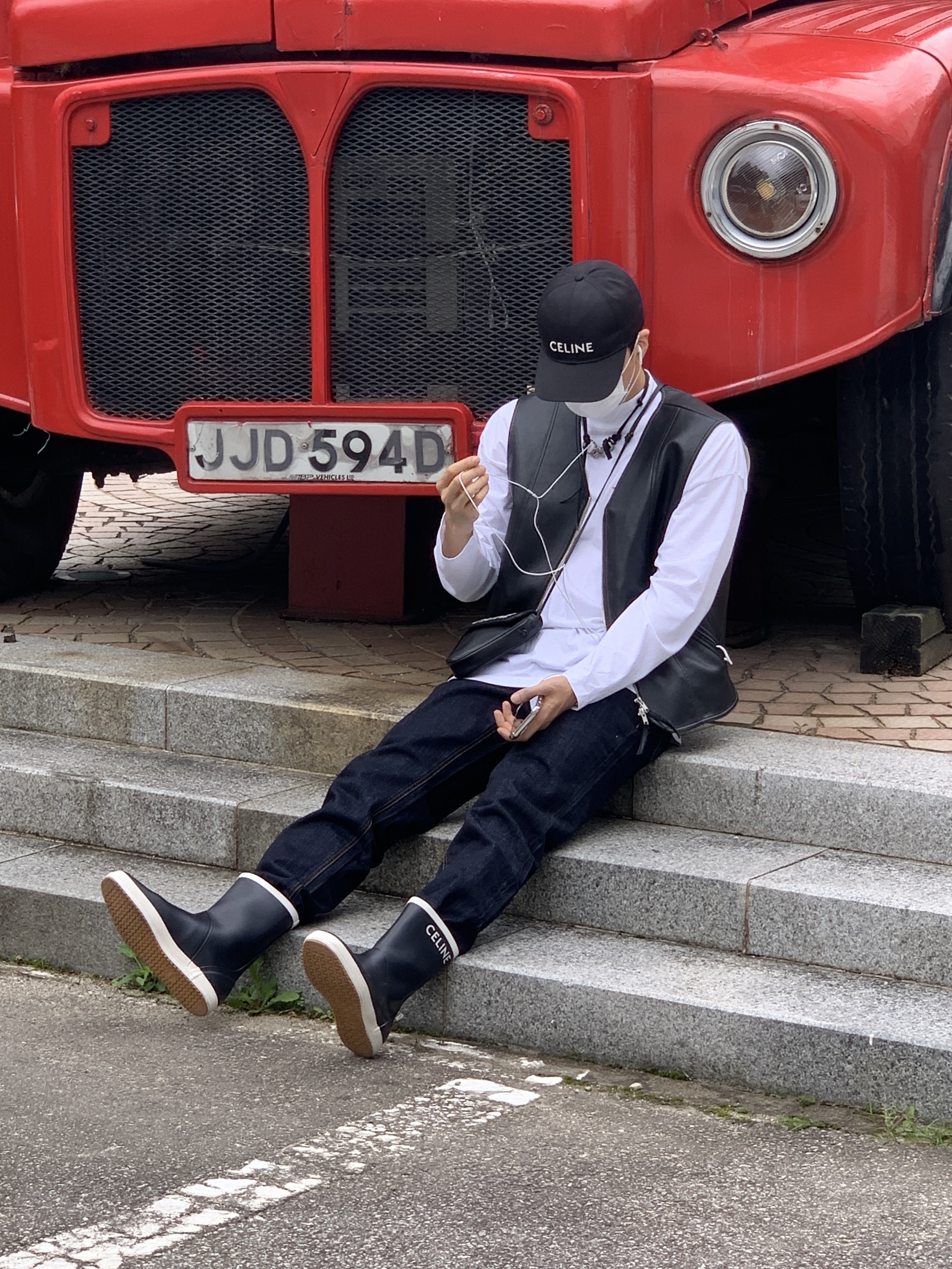 (W) Celine Baseball Cap in Cotton Black, (W) Celine Flat Half Boot Les Bottles De Pont Celine in Natural Rubber Navy 착용 스타일 - 2