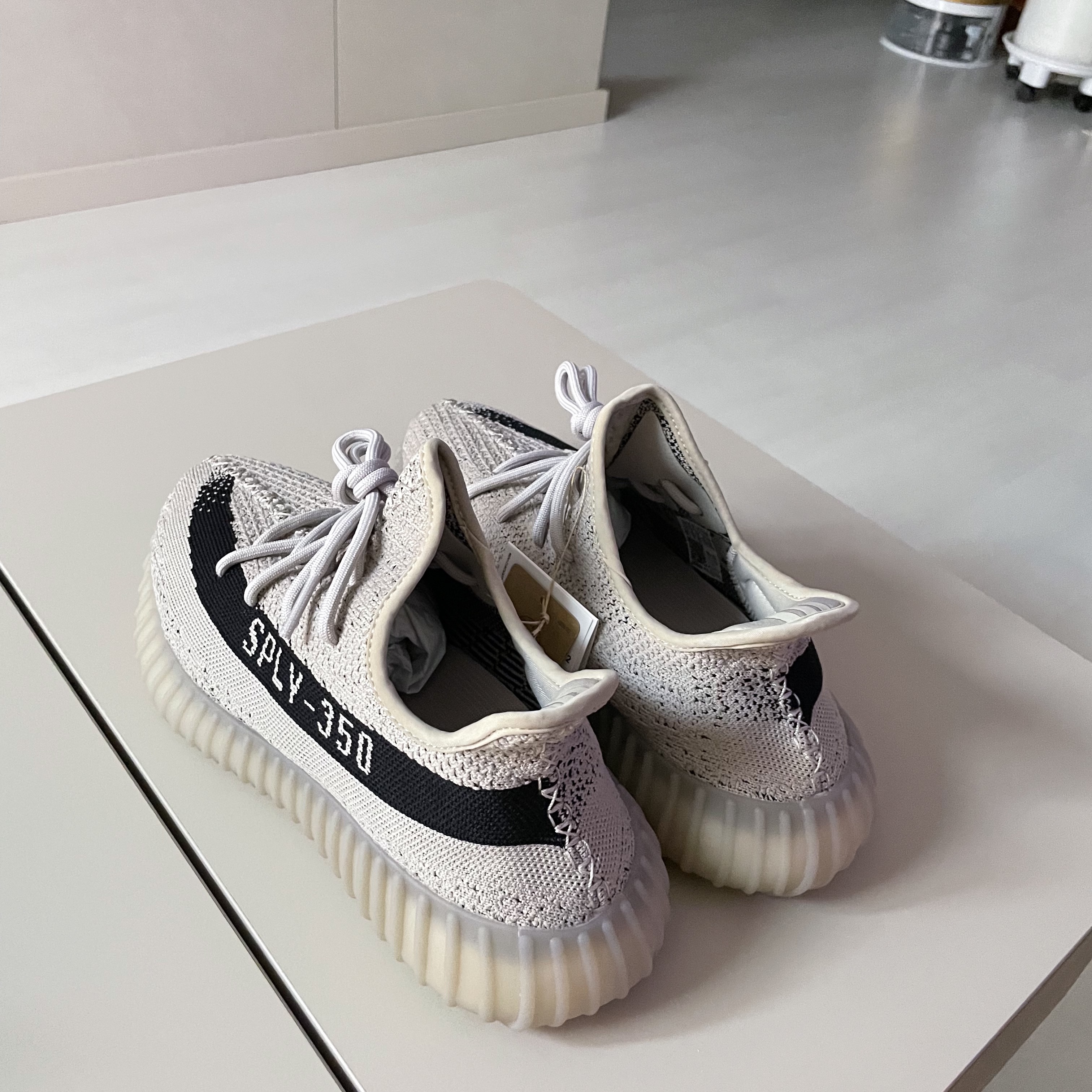 Adidas Yeezy Boost 350 V2 Slate Core Black 2022/2023 착용 스타일