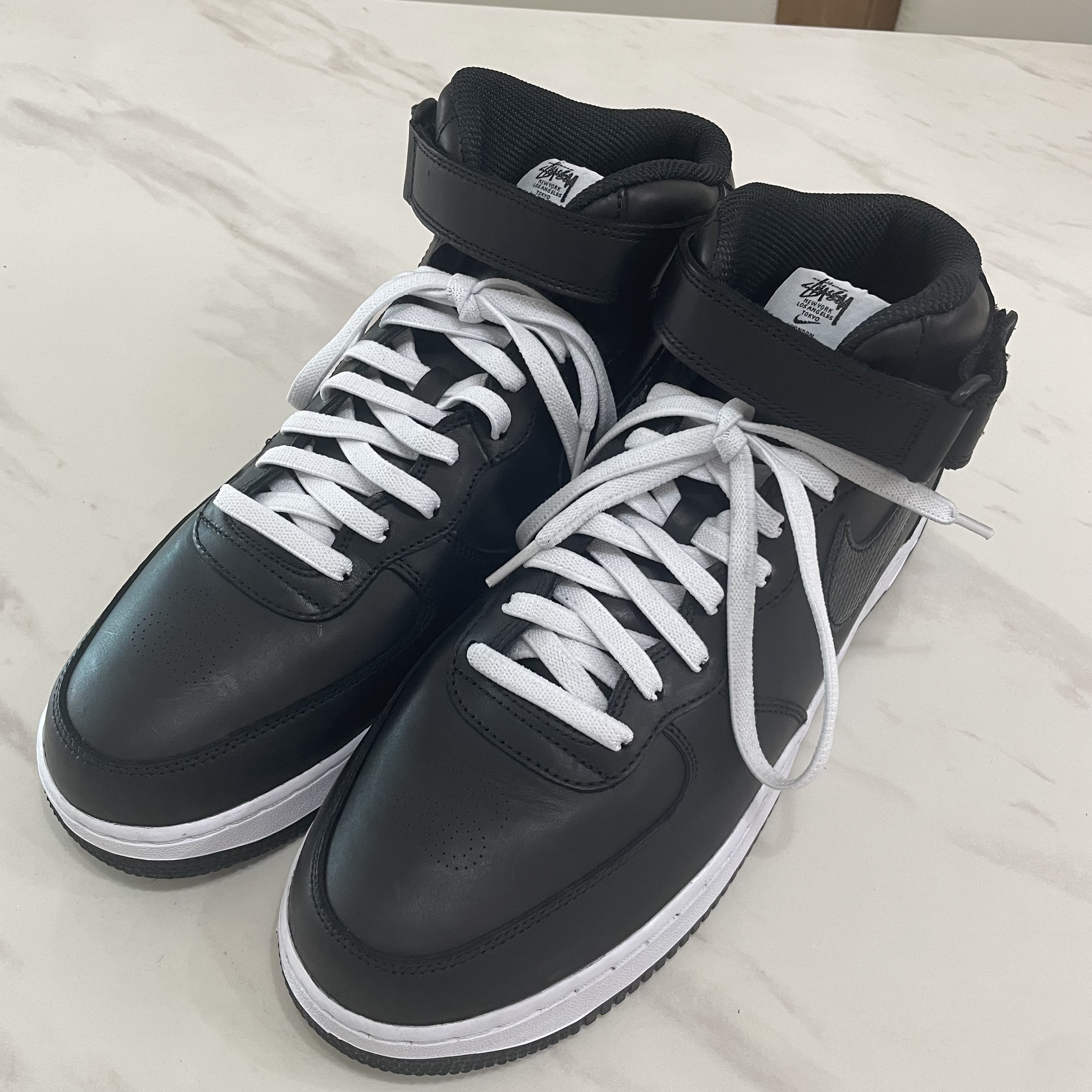 Nike x Stussy Air Force 1 '07 Mid SP Black 착용 스타일 - 2