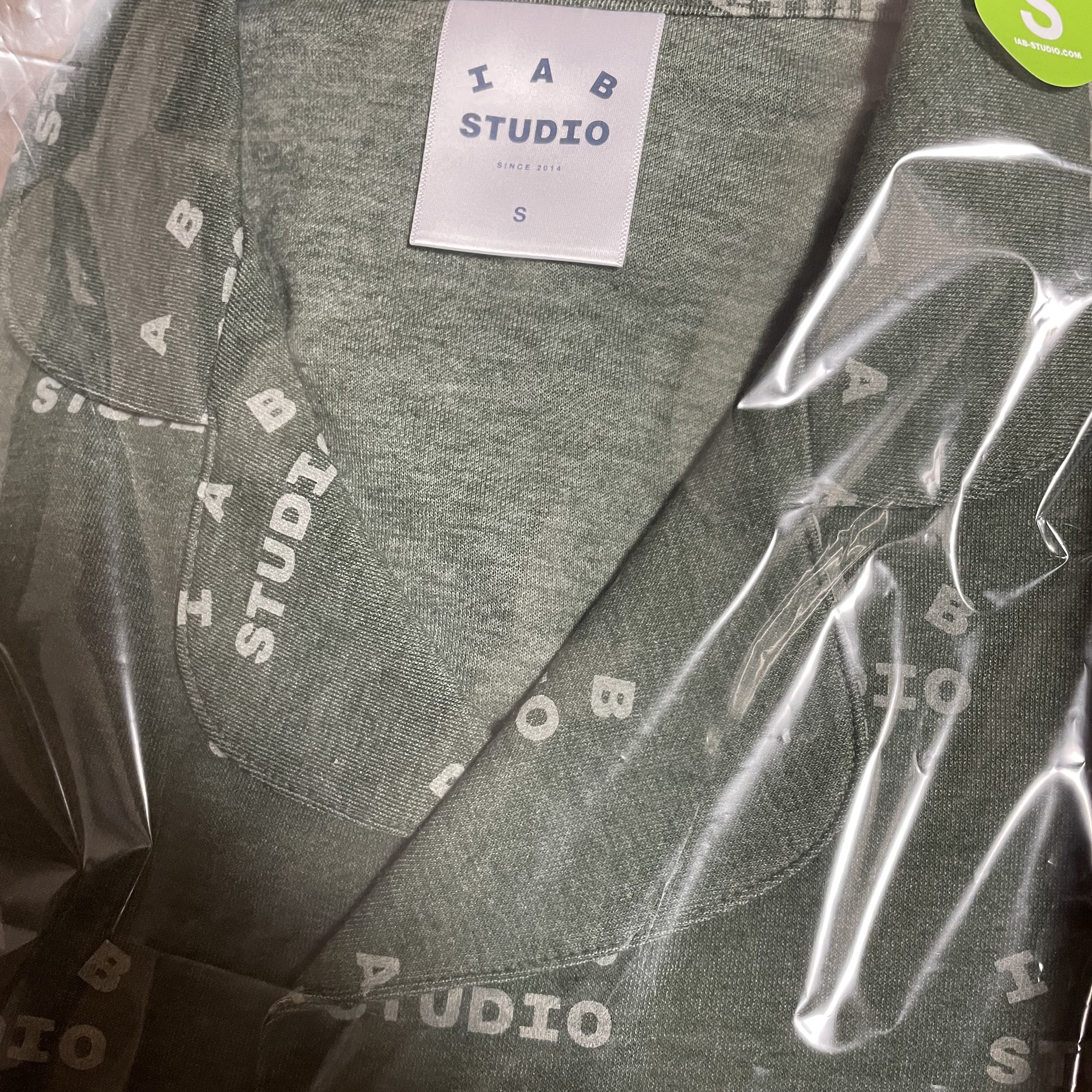 IAB Studio Pajama Set Deep Green 착용 스타일