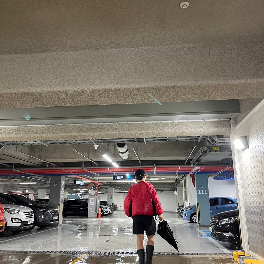 Balenciaga x Crocs Rubber Boot Black 착용 스타일 - 2