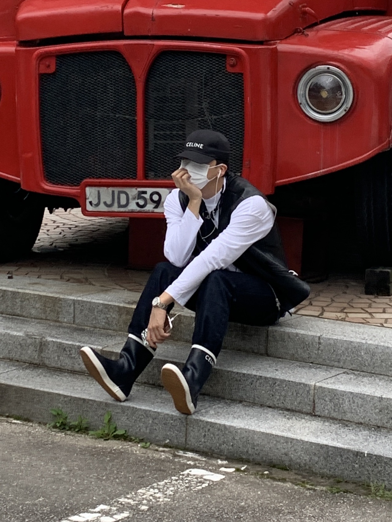(W) Celine Baseball Cap in Cotton Black, (W) Celine Flat Half Boot Les Bottles De Pont Celine in Natural Rubber Navy 착용 스타일 - 1