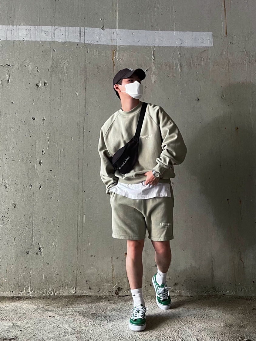 Essentials Crewneck Sweatshirt Seafoam - 22SS, Essentials Shorts Seafoam - 22SS 착용 스타일
