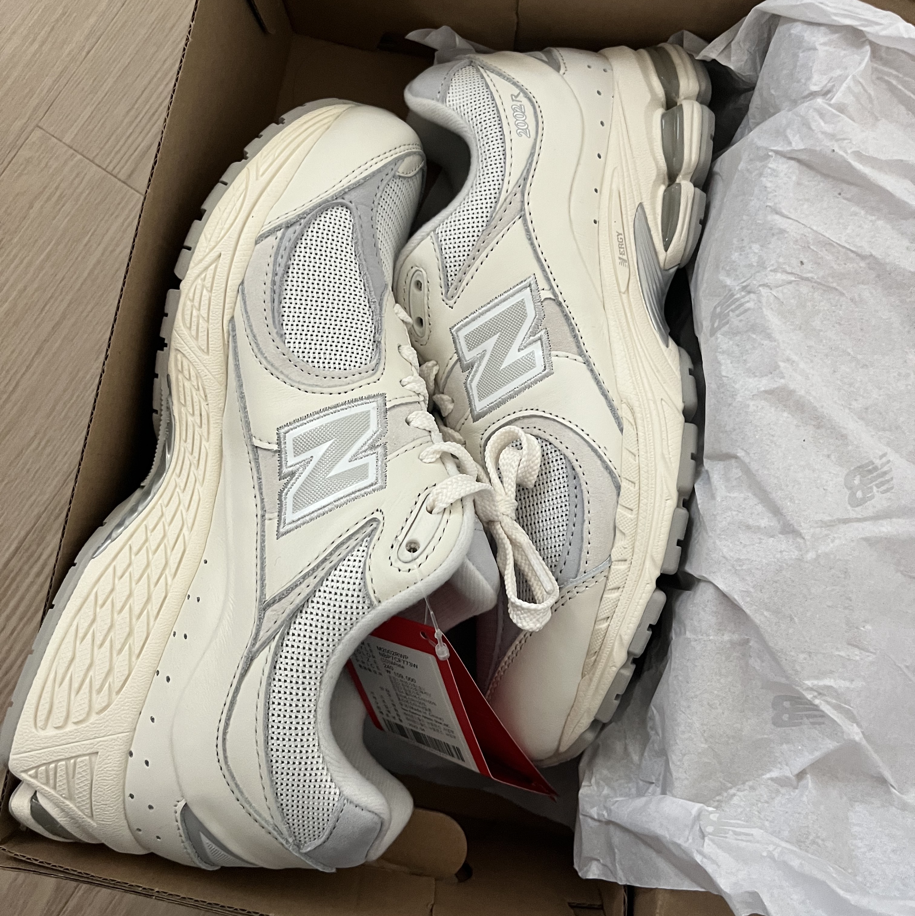 New Balance 2002R White Sea Salt 착용 스타일