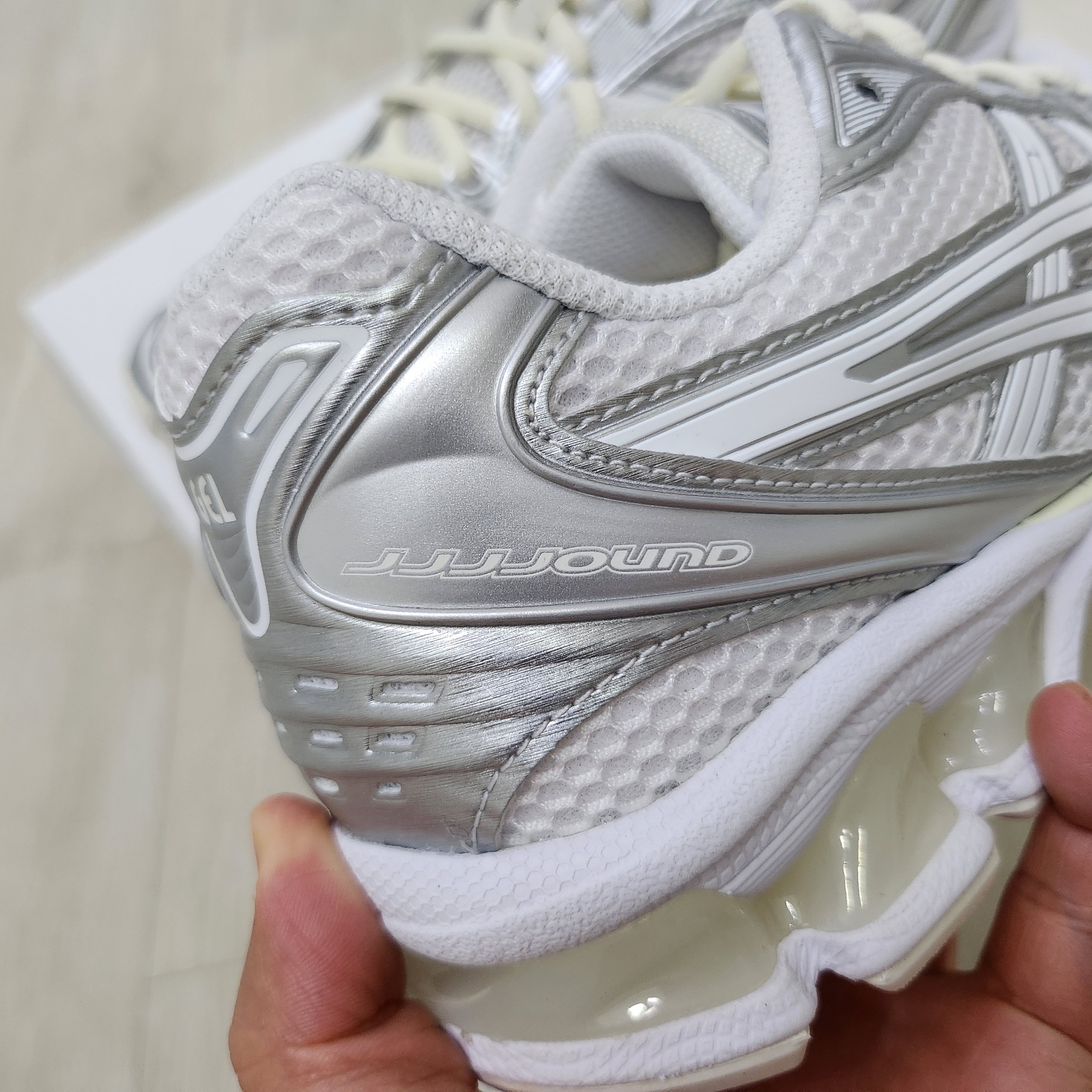 Asics x JJJJound Gel-Kayano 14 Silver White 착용 스타일 - 3