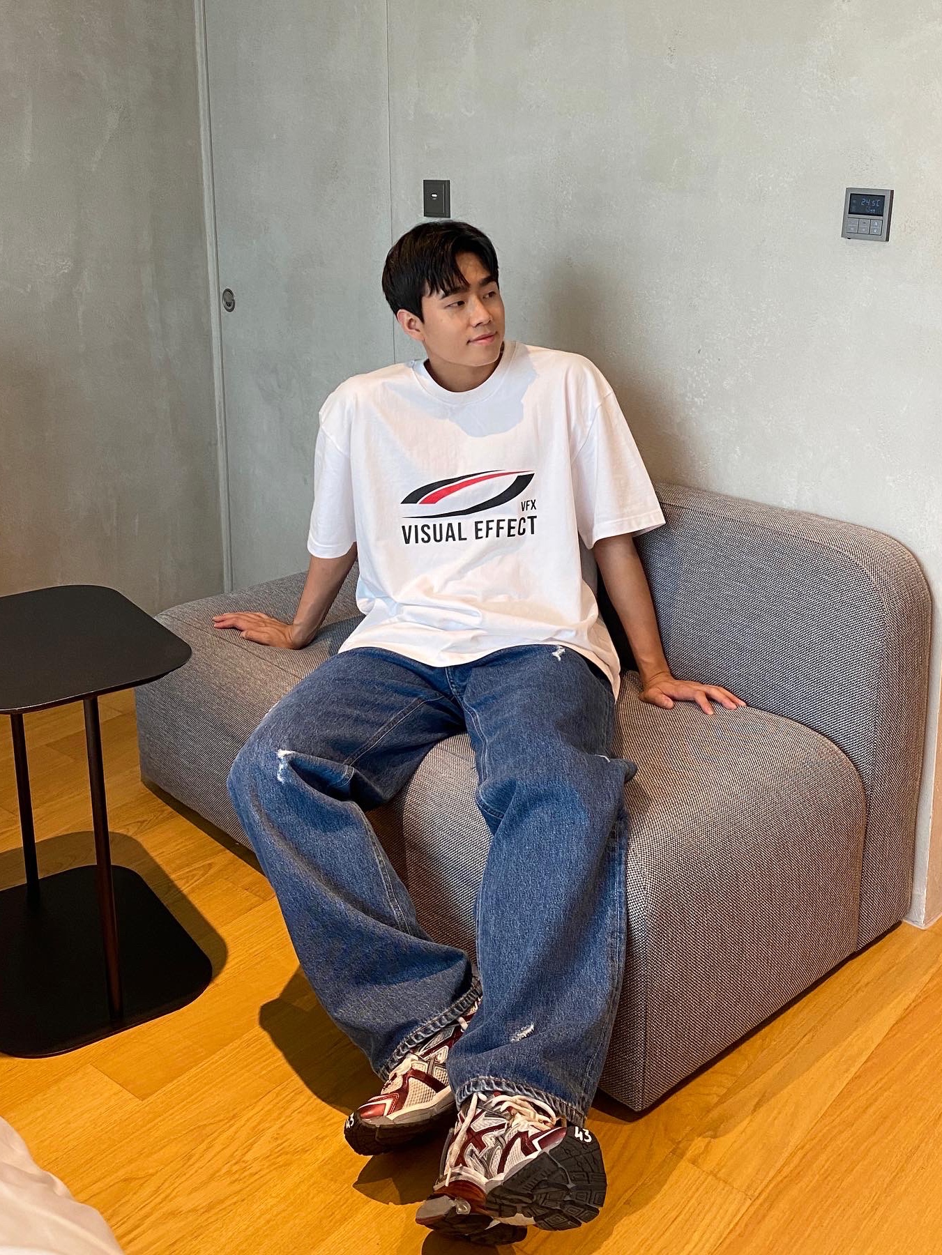 Balenciaga Runner Sneakers Grey Burgundy 착용 스타일 - 2