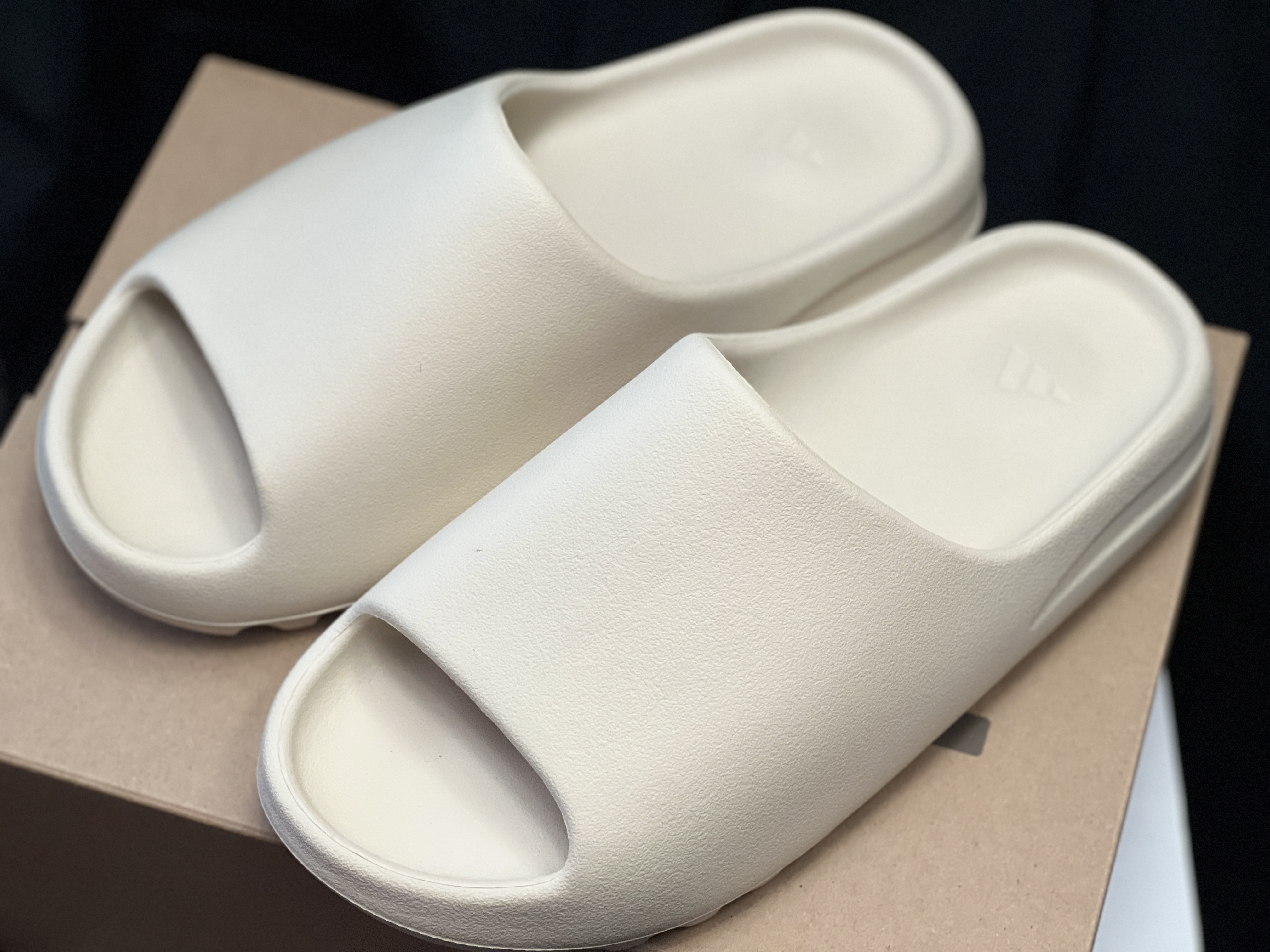 Adidas Yeezy Slide Bone 2022/2023 착용 스타일