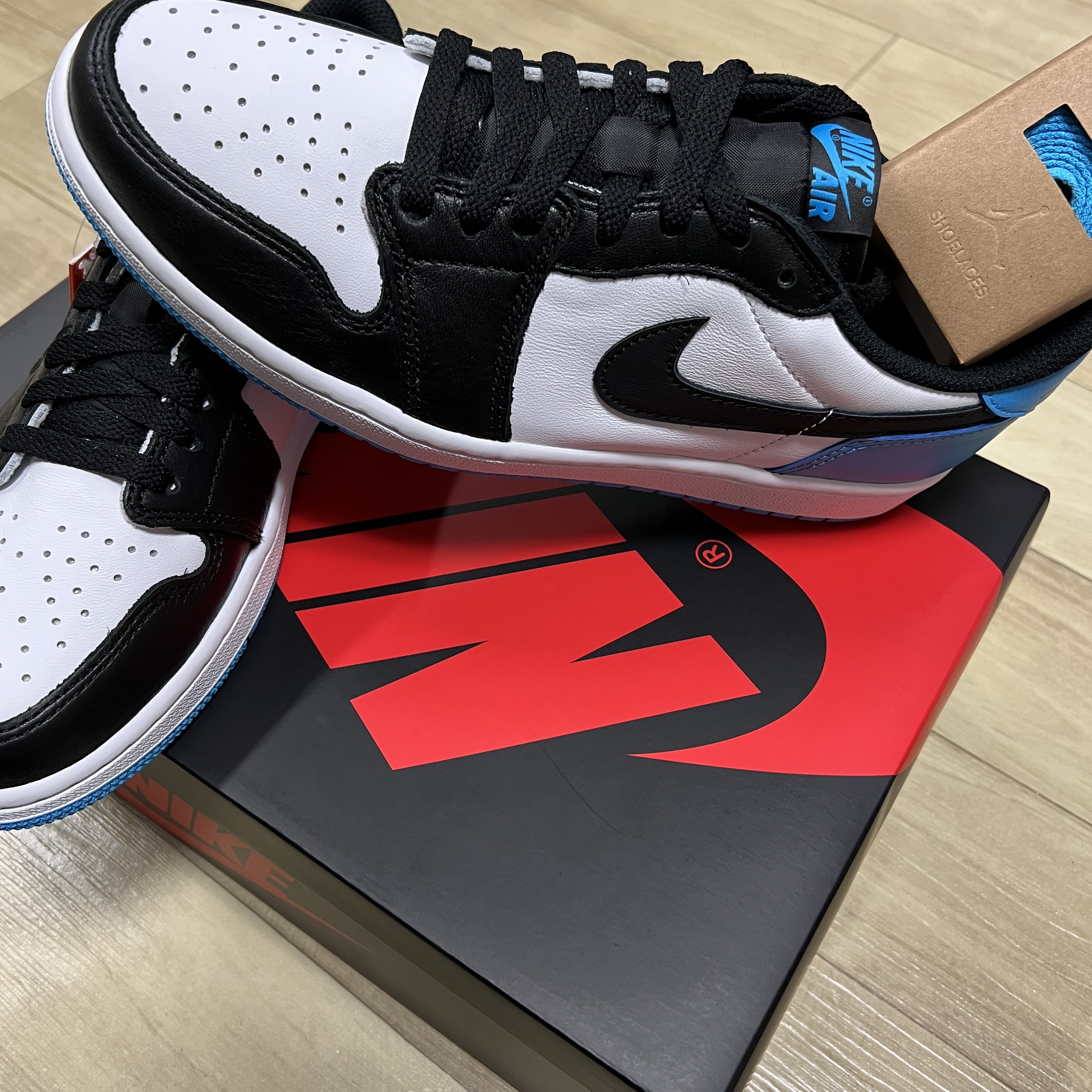 Jordan 1 Retro Low OG Black and Dark Powder Blue 착용 스타일 - 2