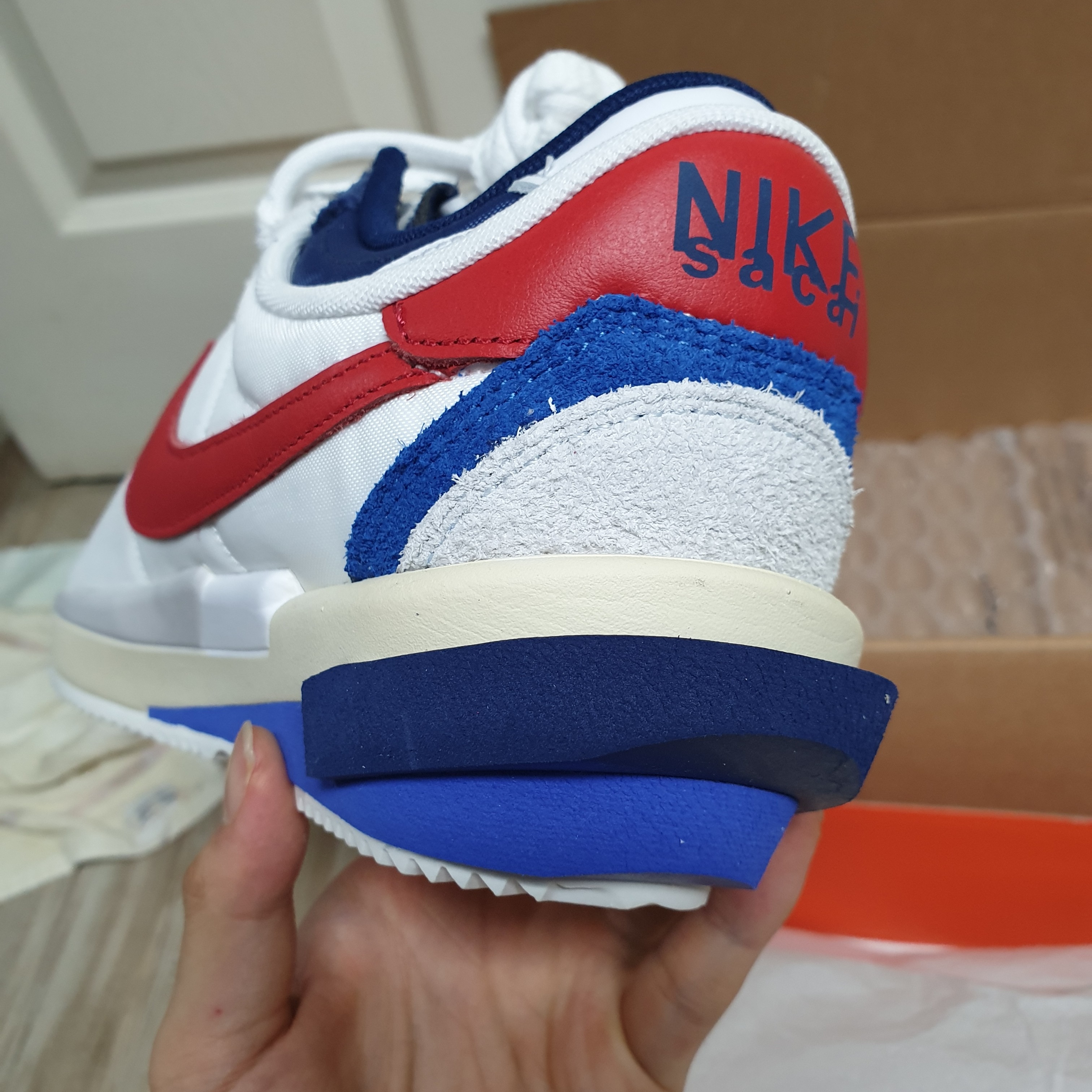Nike x Sacai Zoom Cortez SP White and University Red 착용 스타일 - 2