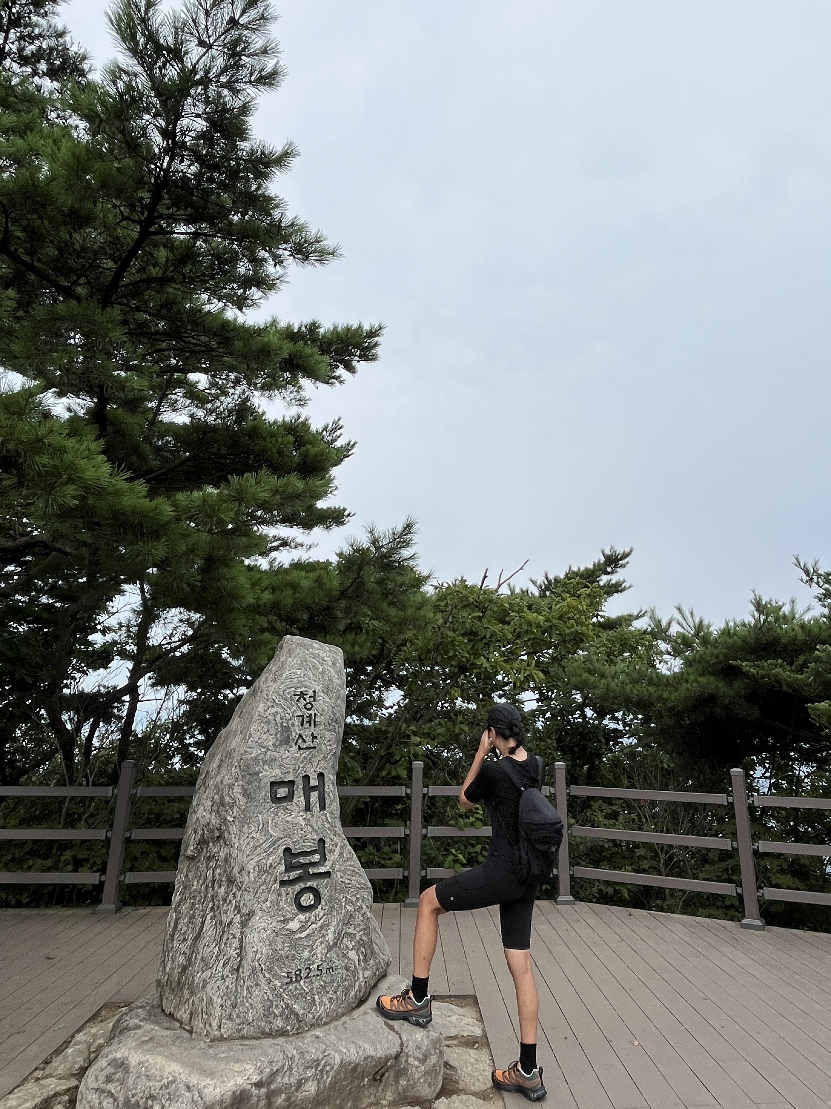 Salomon XT-6 Expanse 75th Anniversary Golden Oak Acorn, Arc'teryx Index 15 Backpack Black 착용 스타일 - 2