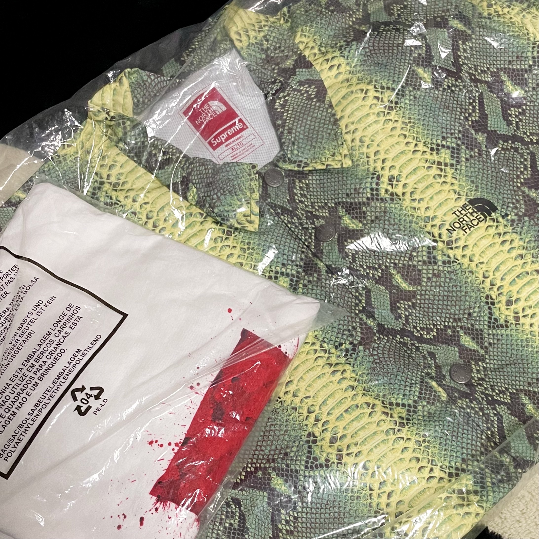 Supreme Ralph Steadman Box Logo T-Shirt White - 22SS, Supreme x The North Face Snakeskin Taped Seam Coaches Jacket Green - 18SS 착용 스타일