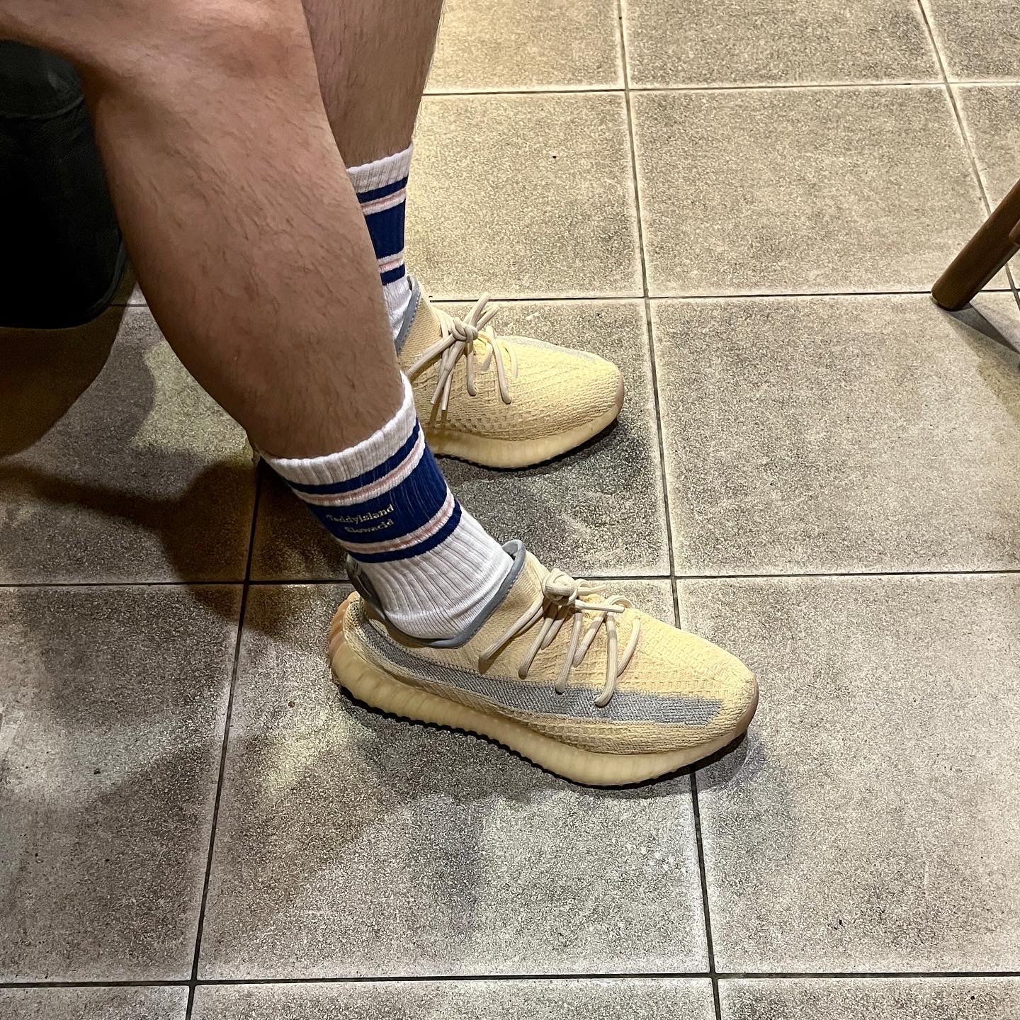 Adidas Yeezy Boost 350 V2 Linen 착용 스타일