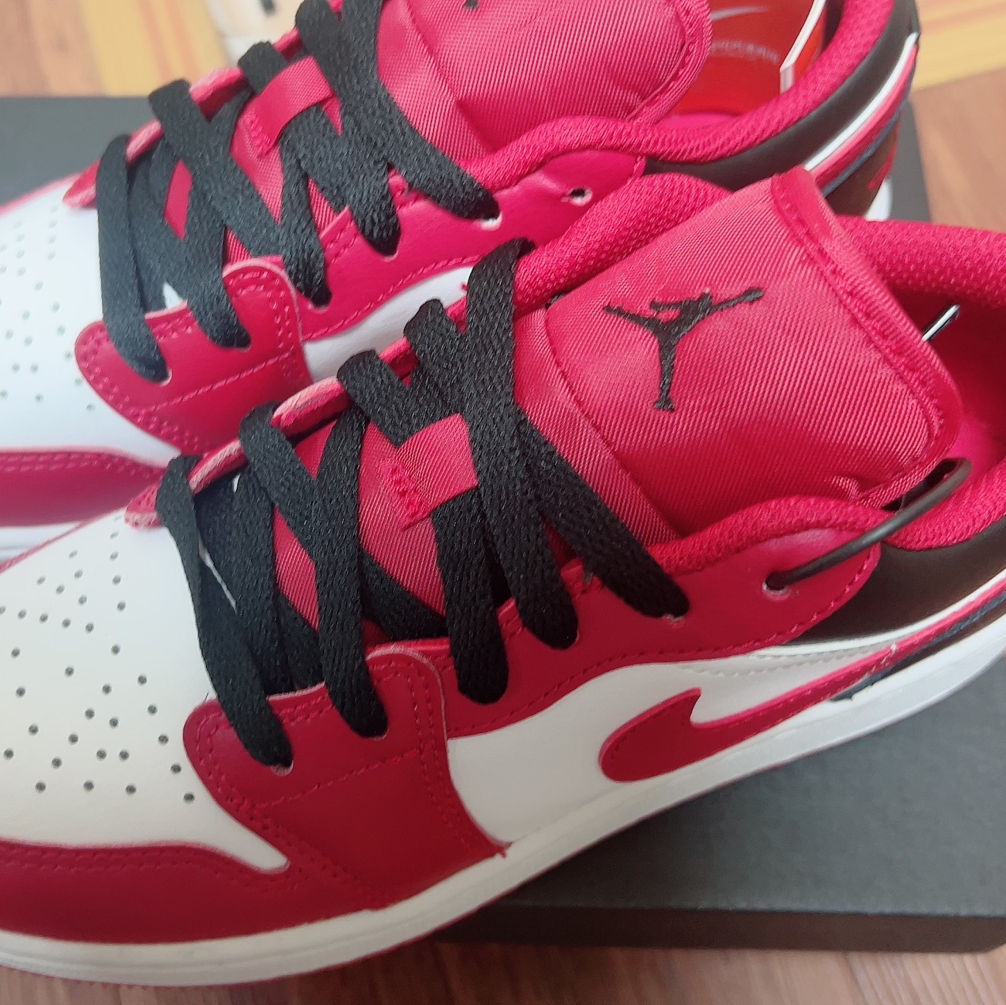 Jordan 1 Low White Gym Red Black 착용 스타일 - 2