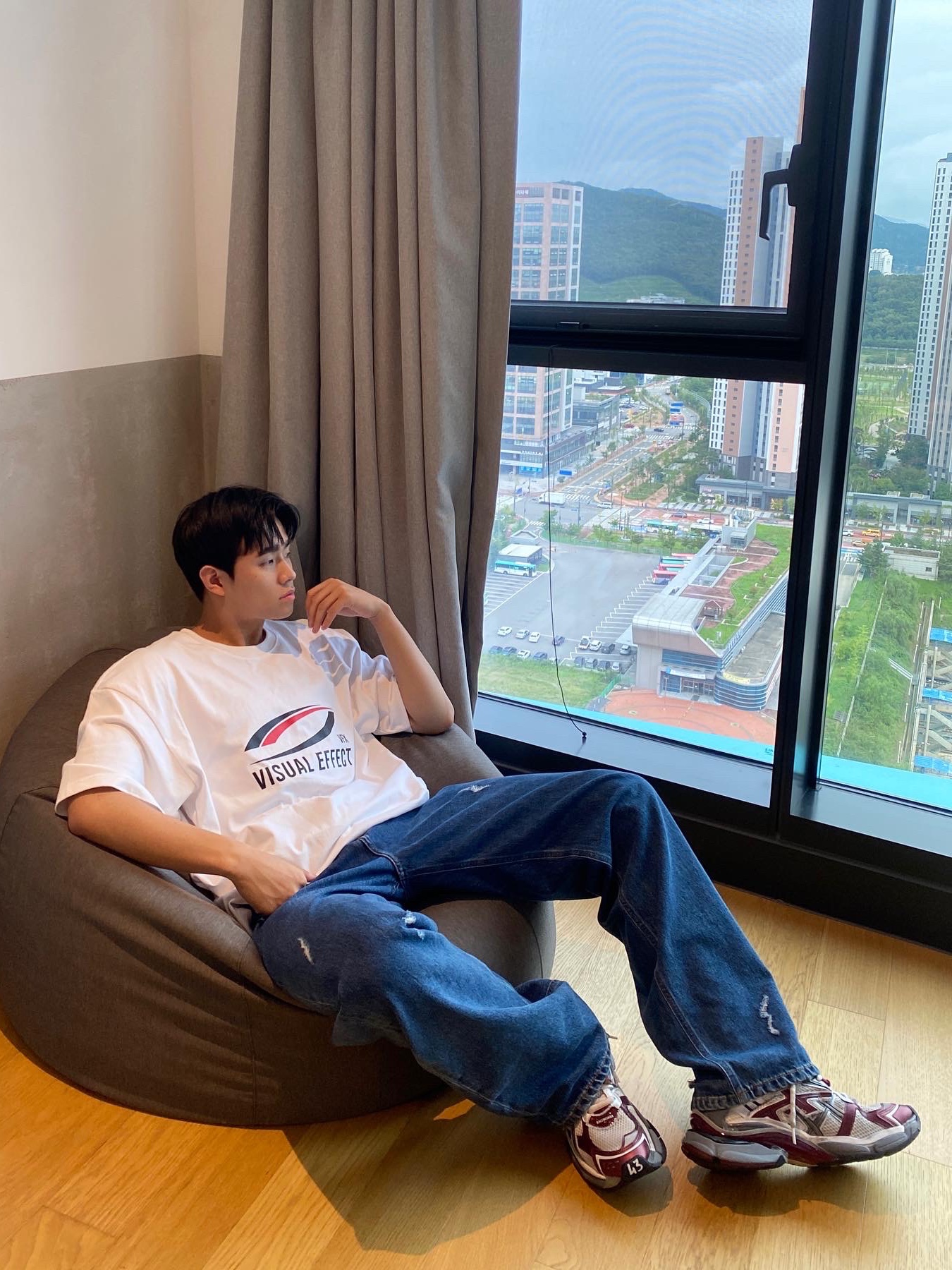 Balenciaga Runner Sneakers Grey Burgundy 착용 스타일 - 1