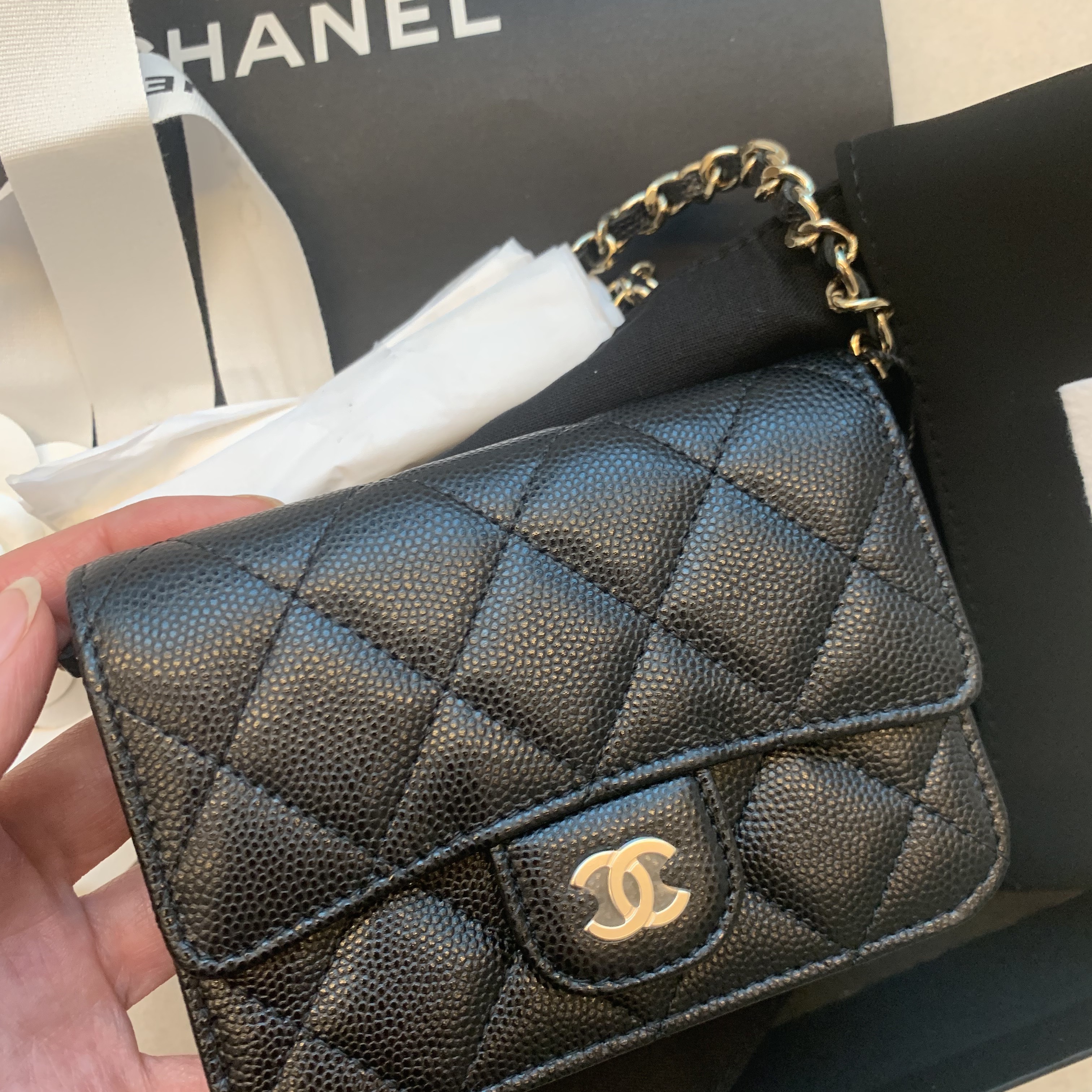 Chanel Classic Flap Card Holder with Chain Grained Calfskin & Gold Black 착용 스타일 - 3
