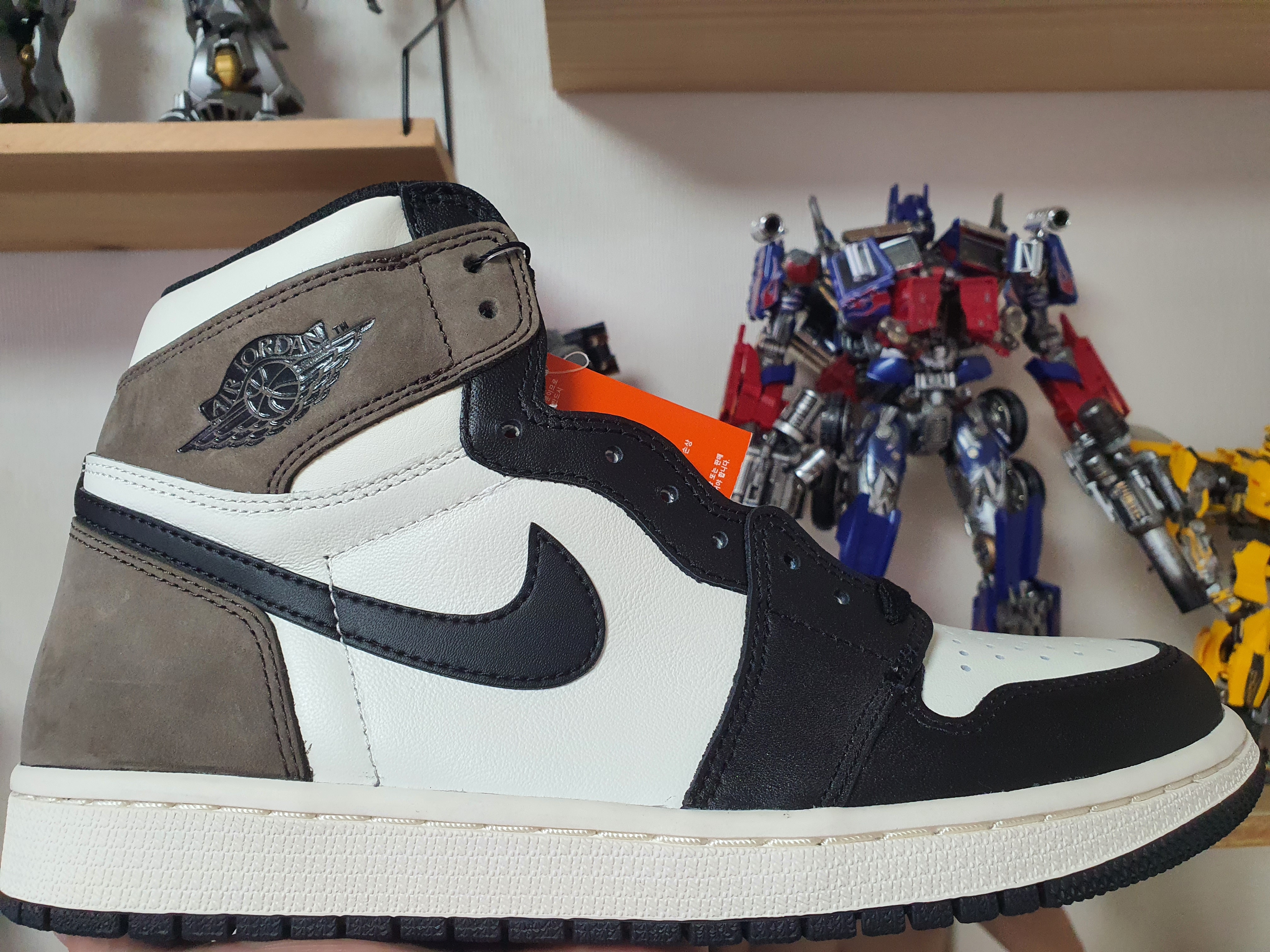 Jordan 1 Retro High OG Black Mocha 착용 스타일 - 1