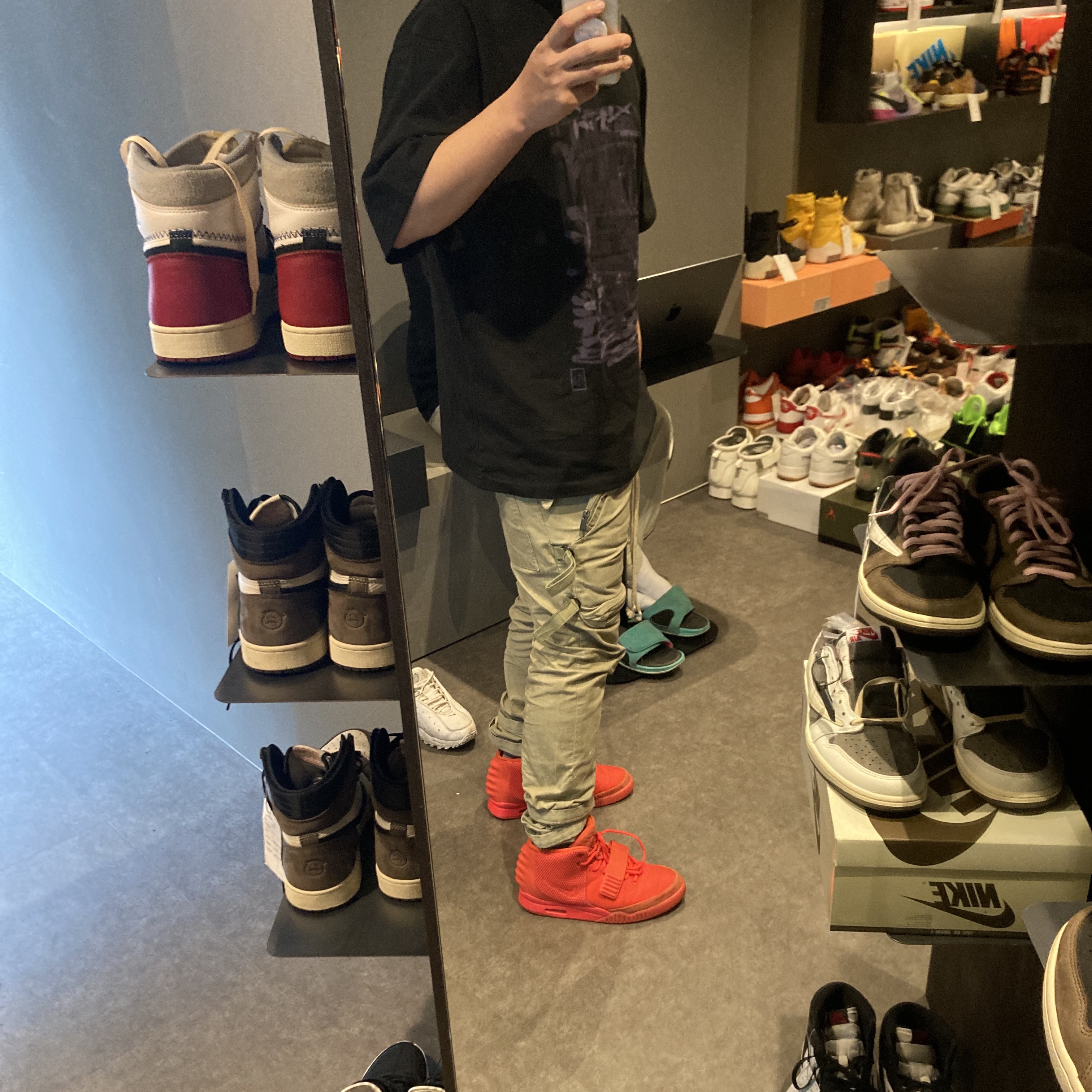 Nike Air Yeezy 2 Red October, Jordan 1 x Travis Scott Retro Low OG SP Sail and Ridgerock 착용 스타일