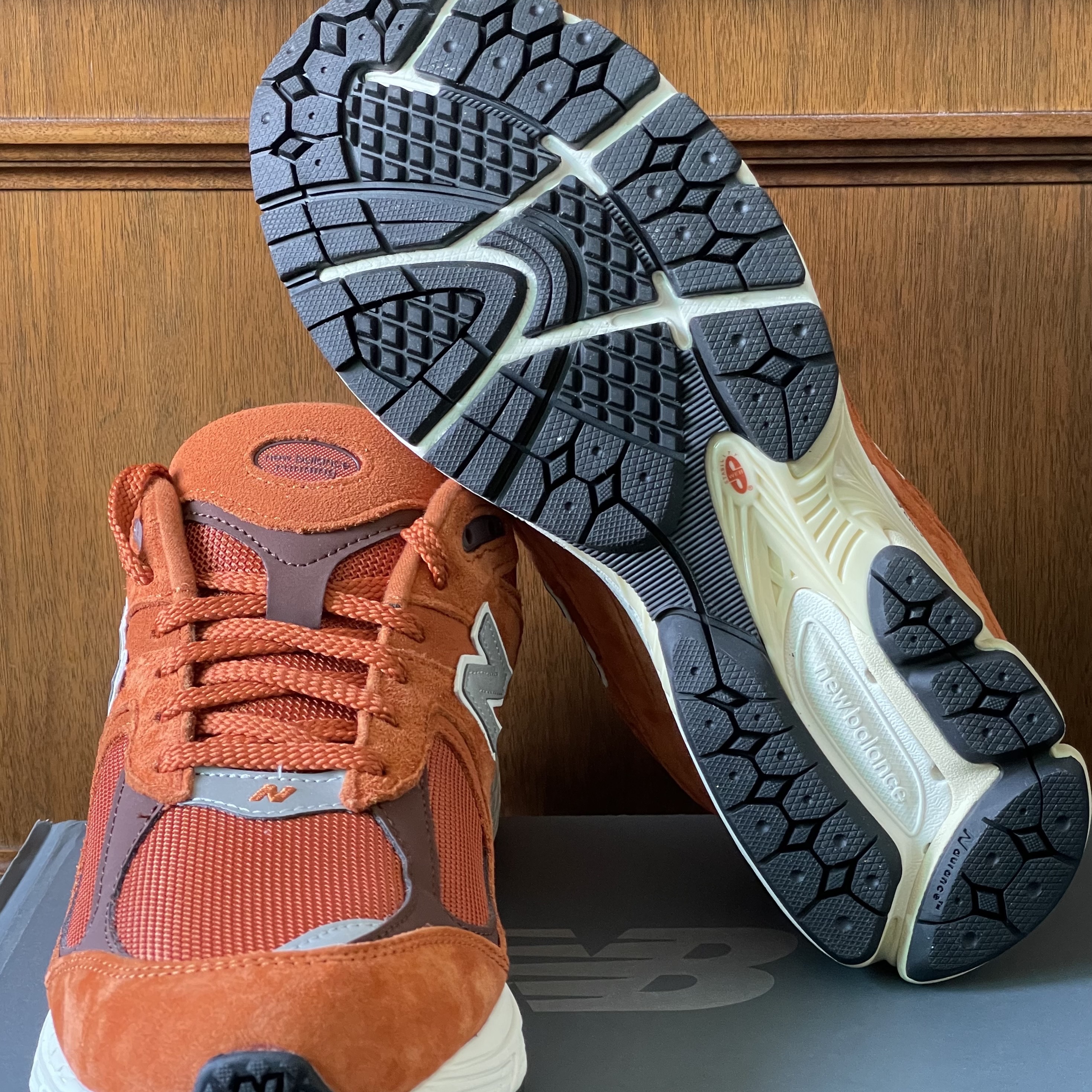 New Balance 2002R Rust Oxide 착용 스타일 - 5