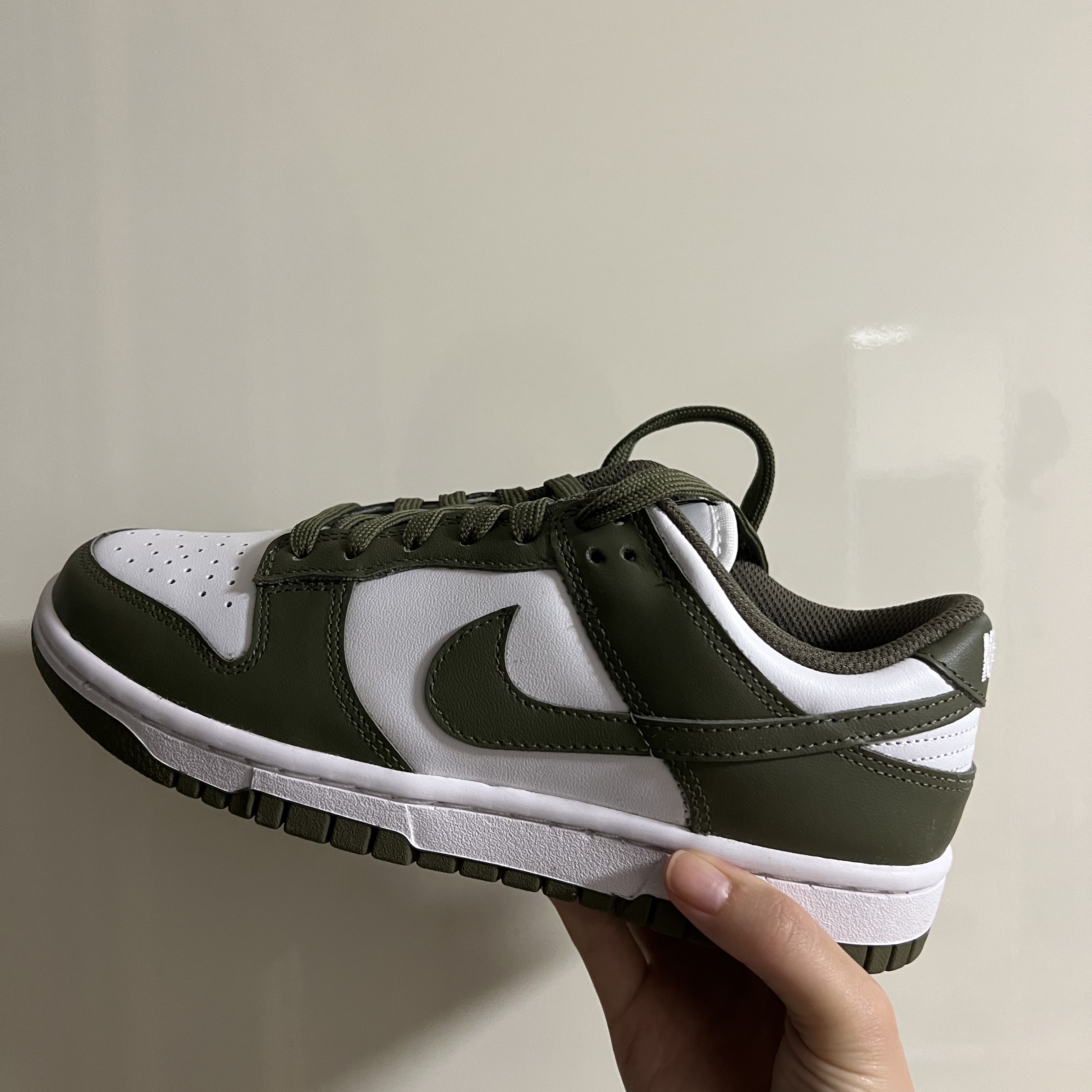 (W) Nike Dunk Low Medium Olive 착용 스타일 - 2