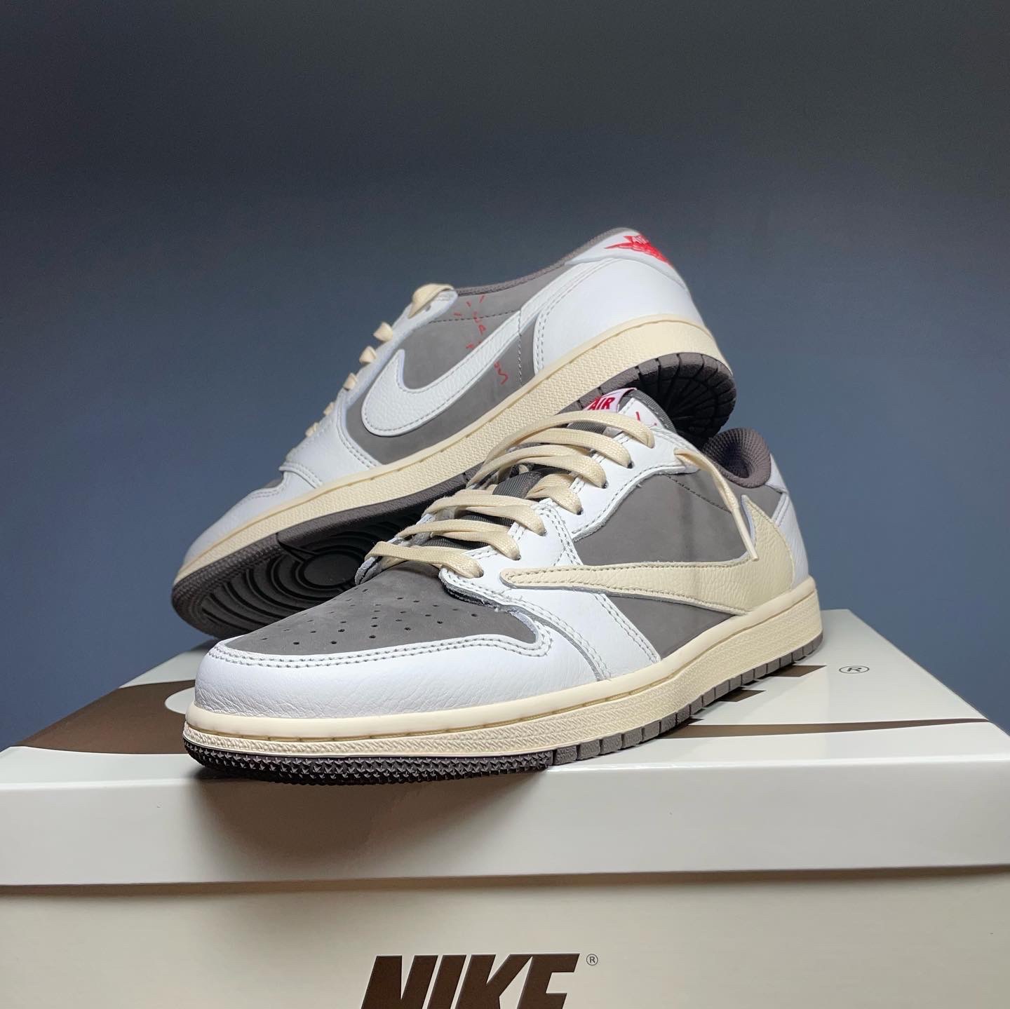 Jordan 1 x Travis Scott Retro Low OG SP Sail and Ridgerock 착용 스타일 - 2