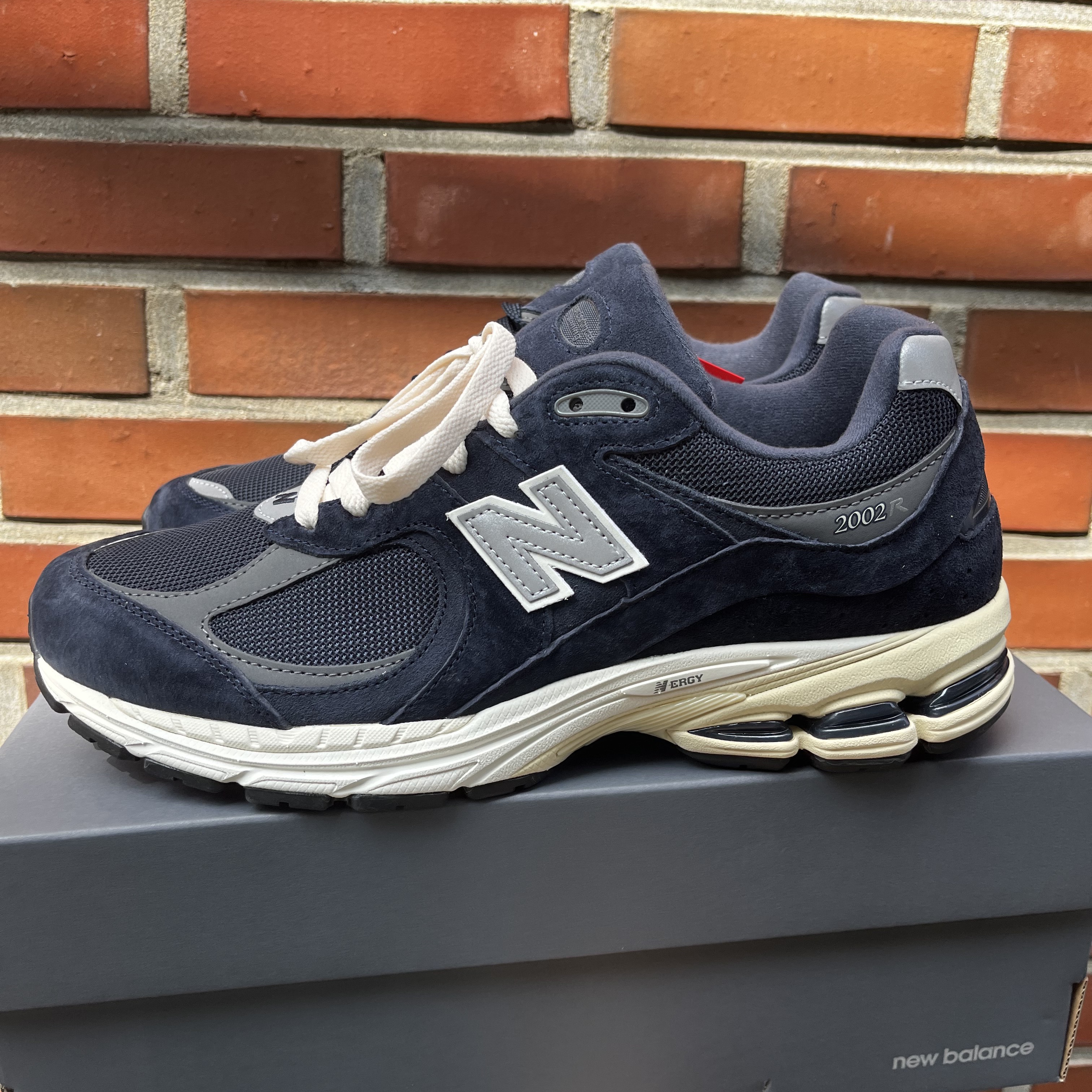 New Balance 2002R Eclipse Castlerock 착용 스타일